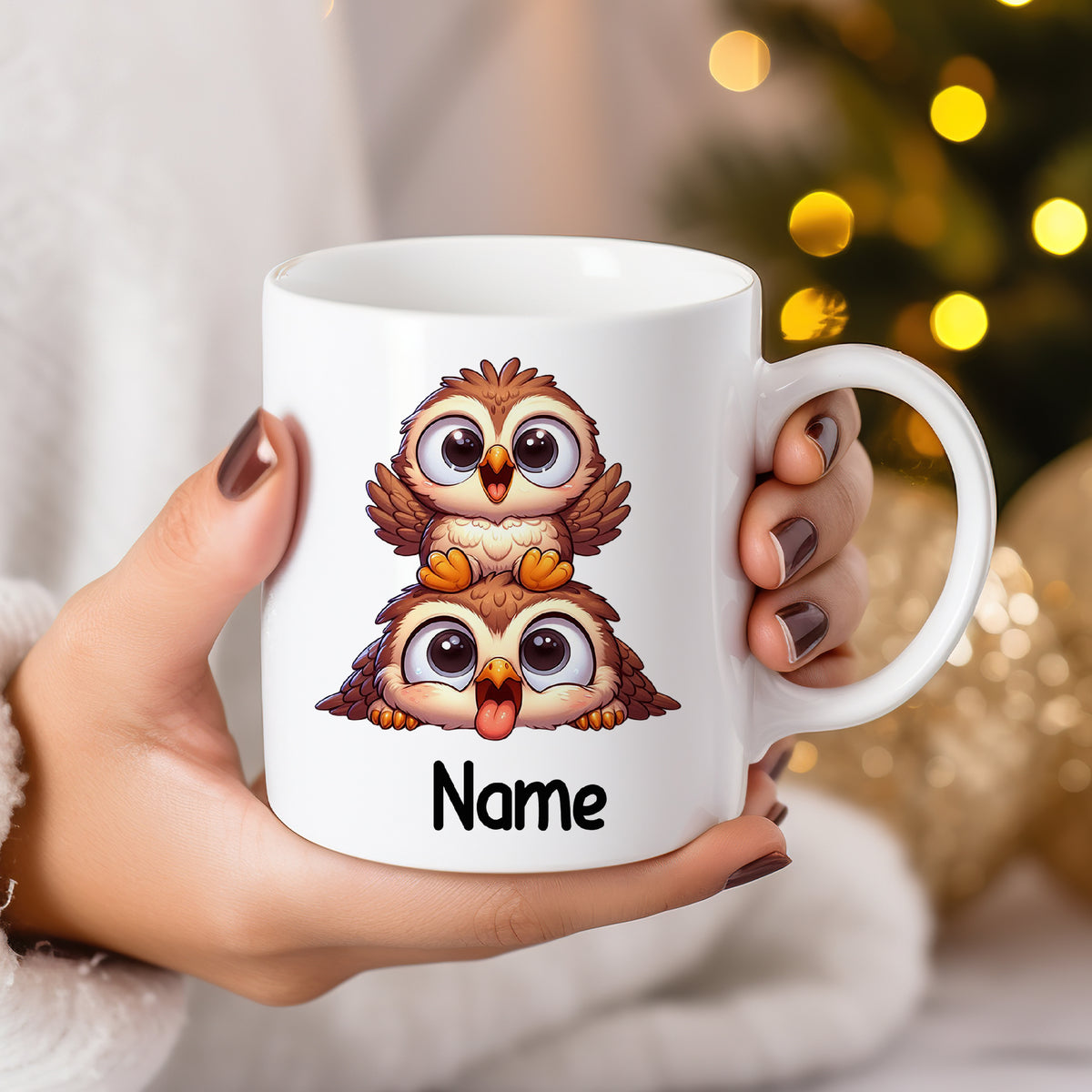 Weiße Tasse mit zwei niedlichen Eulen und Namen.