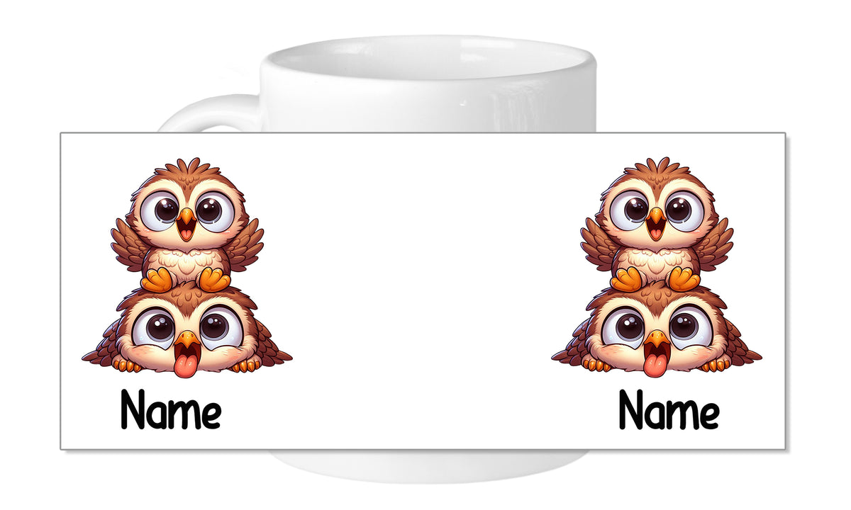 Tasse mit drei niedlichen Eulen, braun und verspielt.