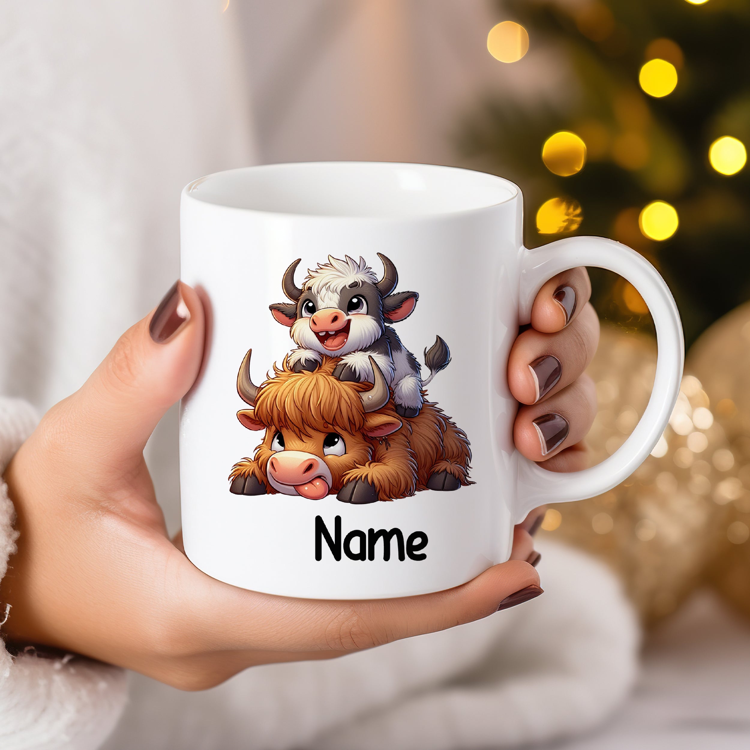 Weiße Tasse mit niedlichen Kühen und personalisierbarem Namen.