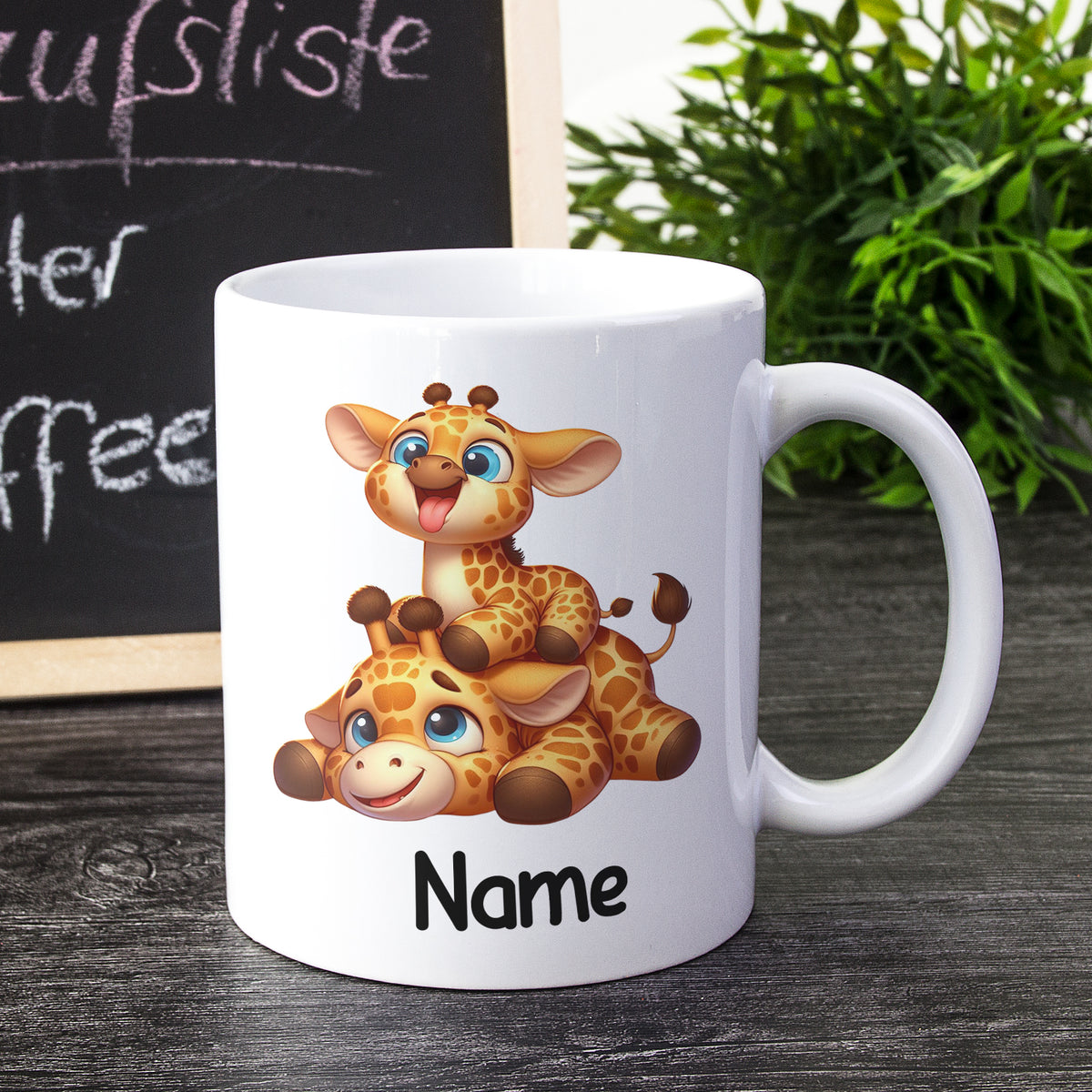 Tasse mit zwei niedlichen Giraffen und personalisiertem Namen.