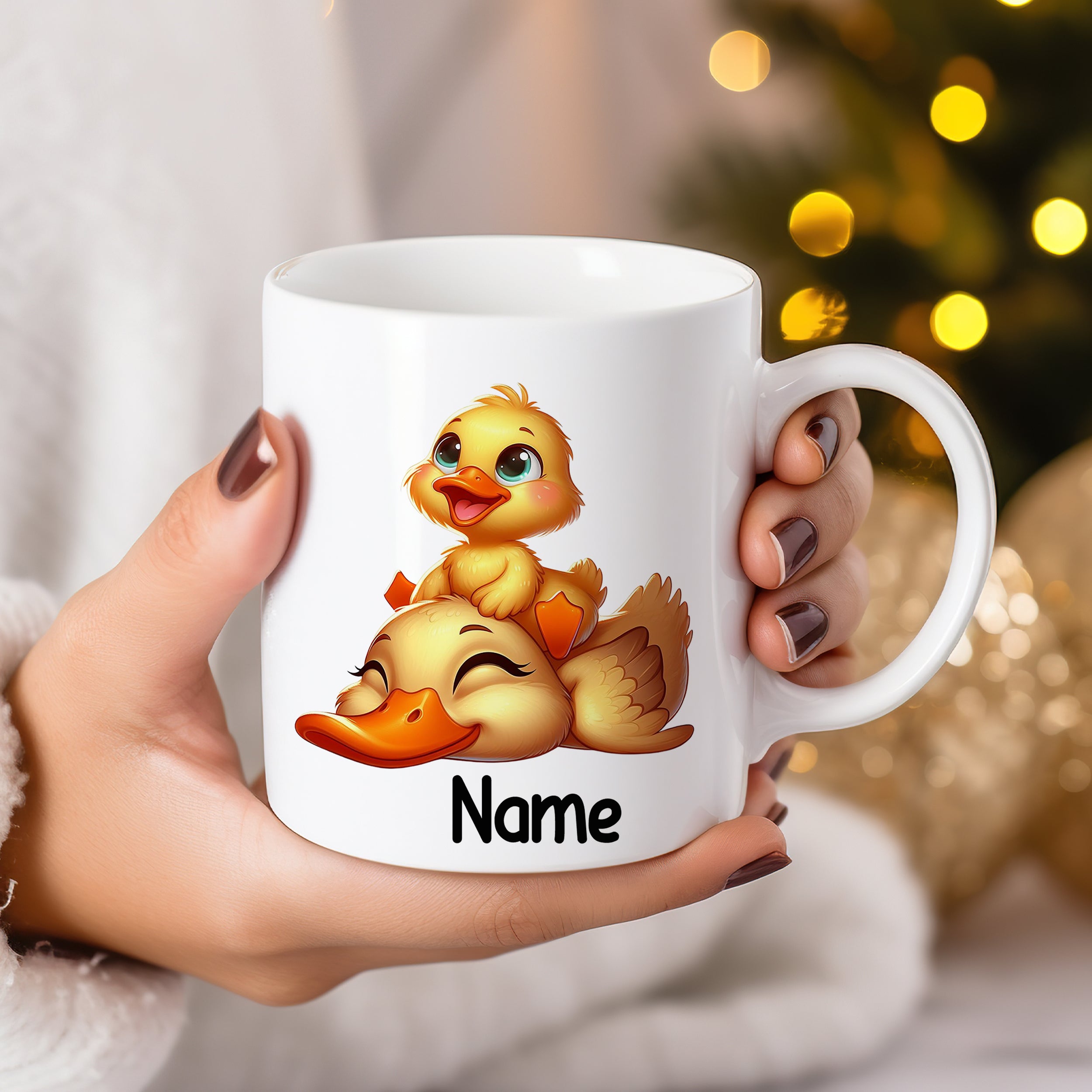 Weiße Tasse mit Enten-Motiv und personalisierbarem Namen.