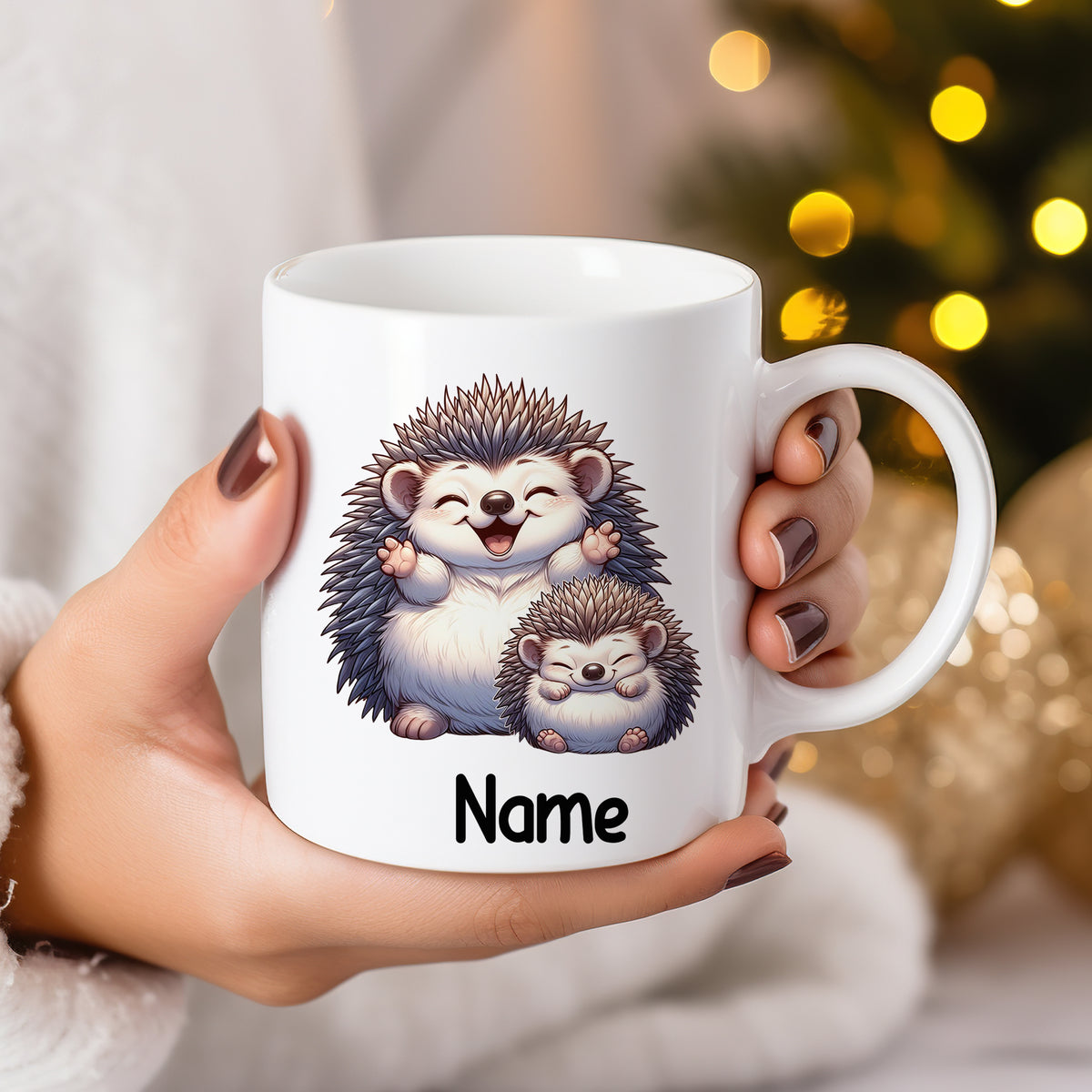 Weiße Tasse mit niedlichen Igeln und personalisierbarem Namen.