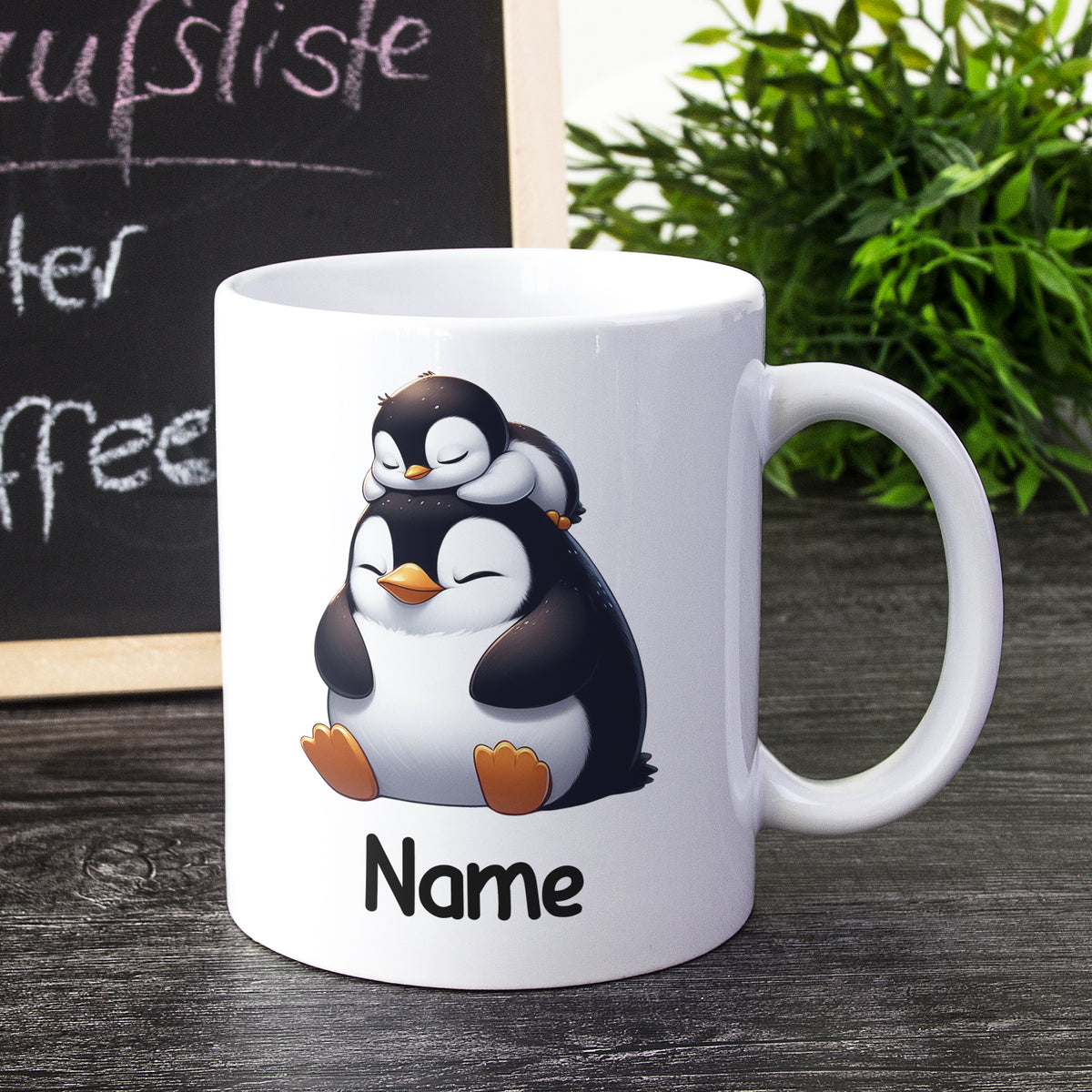 Weißer Becher mit niedlichen Pinguinen und Platz für Namen.