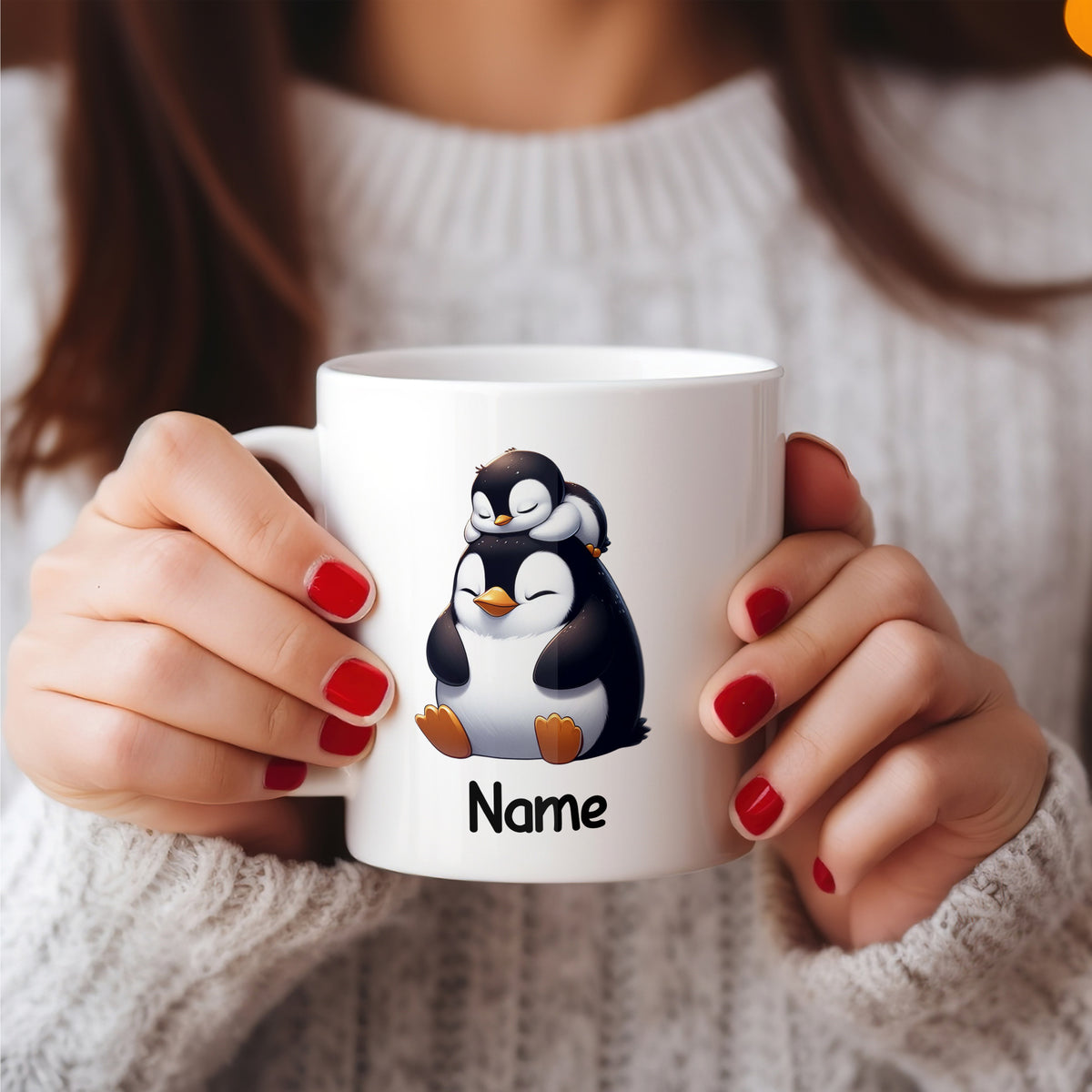 Weißer Becher mit Pinguin-Motiv und personalisiertem Namen.