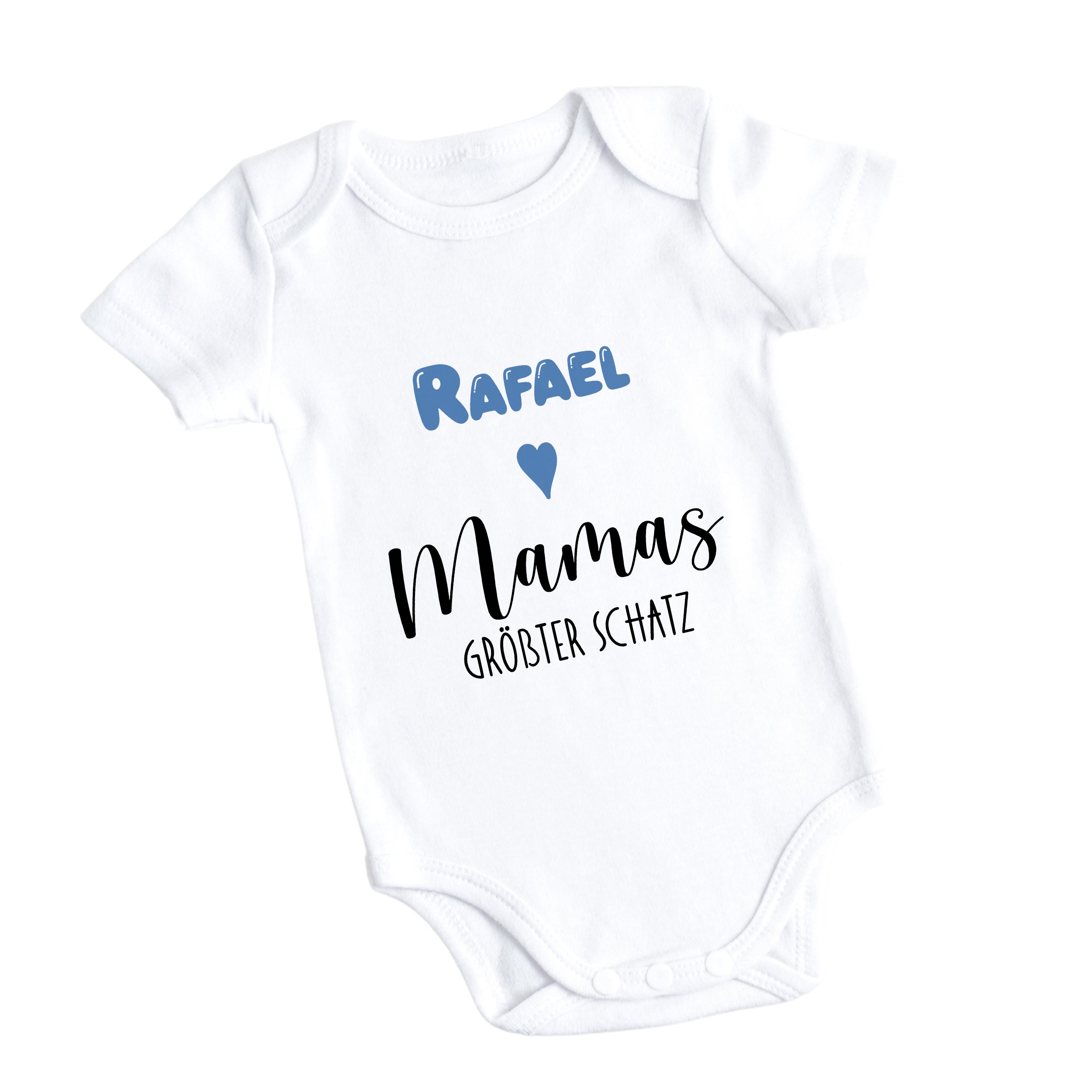 Weißer Babybody mit blauem Text "Rafael ♥ Mamas größter Schatz".
