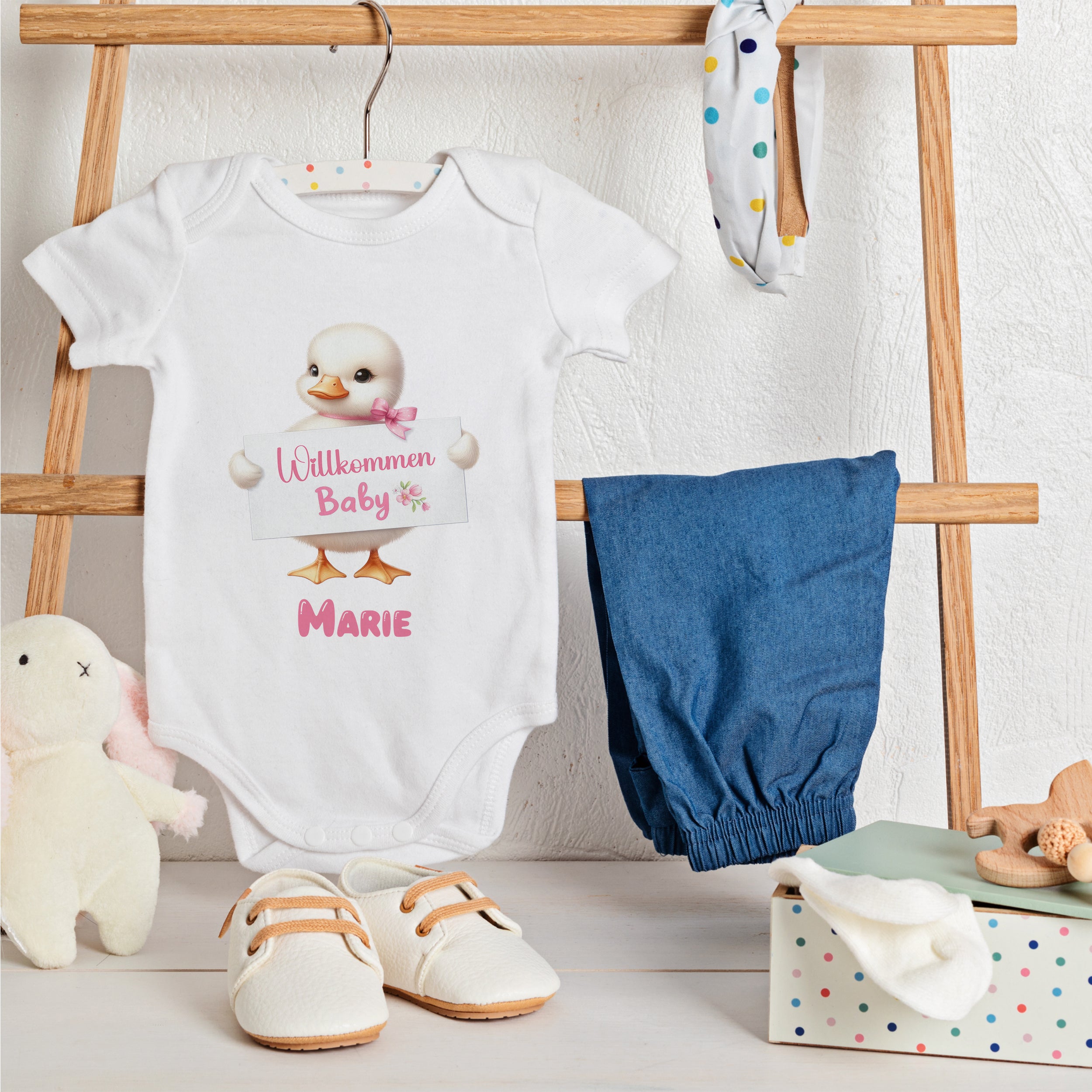 Weißes Babybody mit Entenmotiv und personalisiertem Namen Marie.