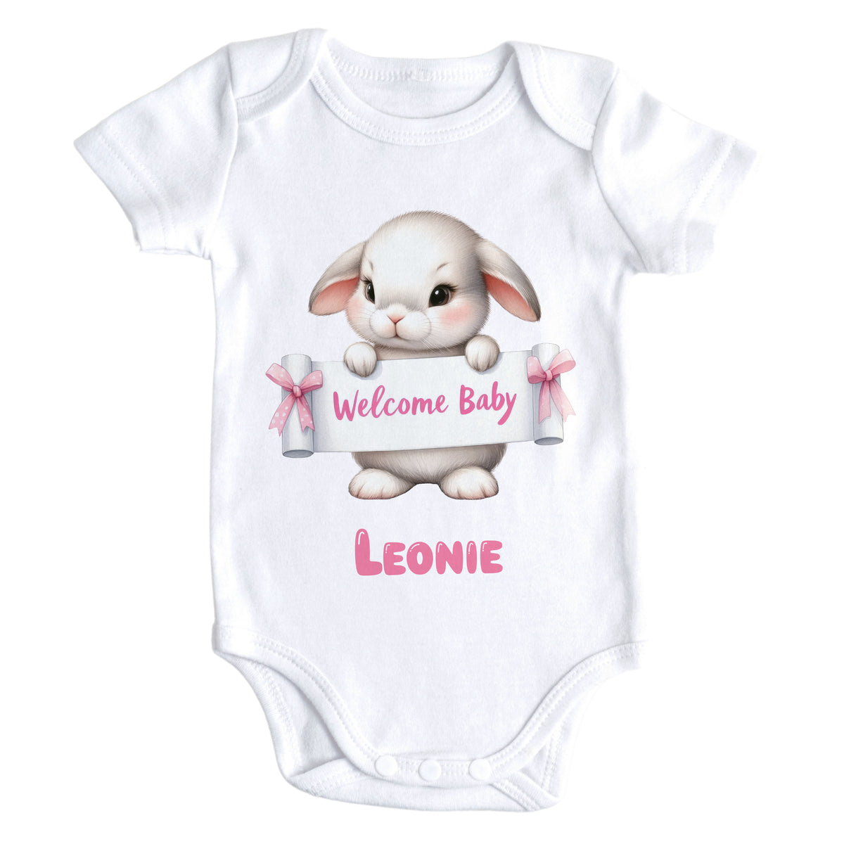 Weißer Baby-Body mit niedlichem Hasen und "Welcome Baby Leonie".