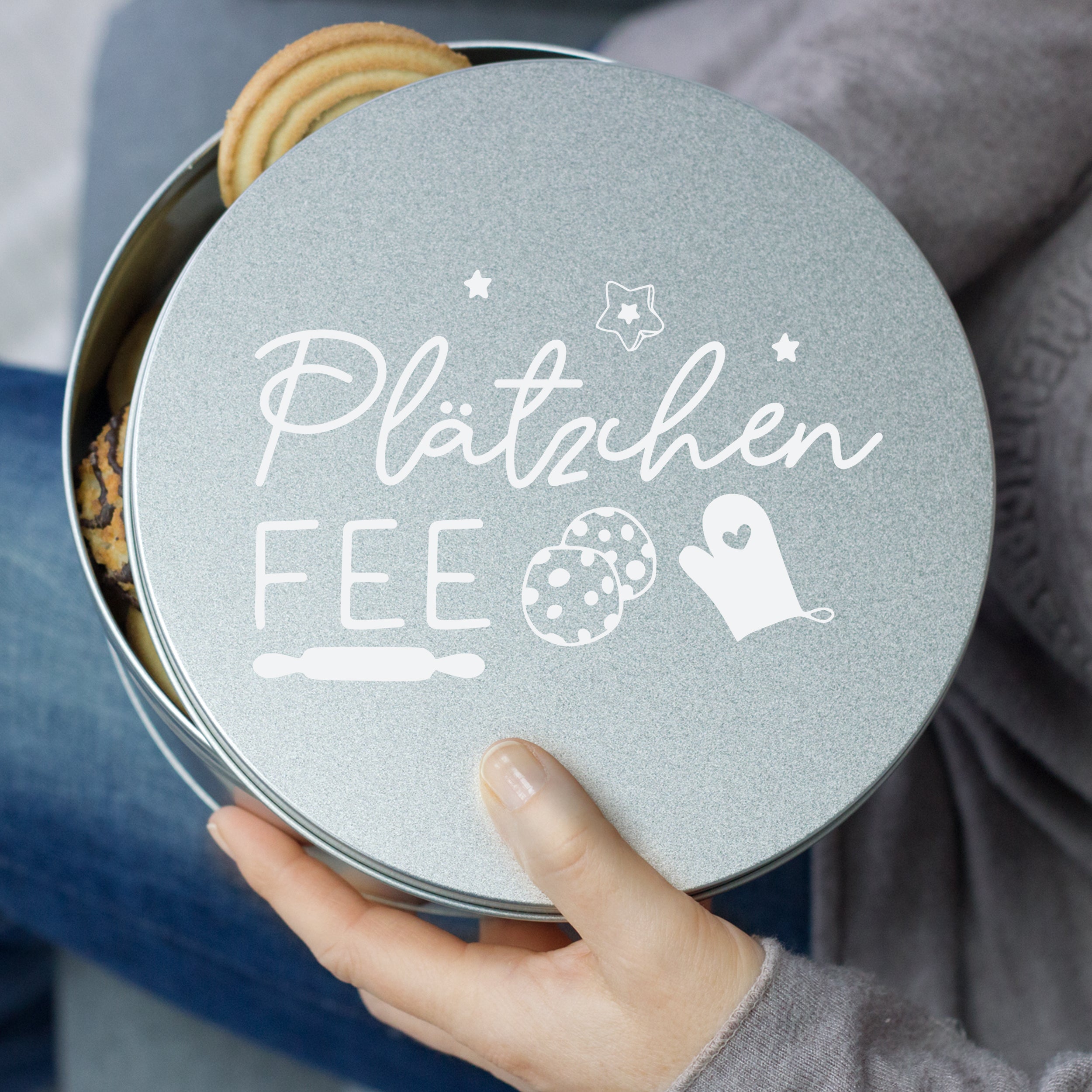 Silberne Keksdose mit Aufschrift "Plätzchen Fee".