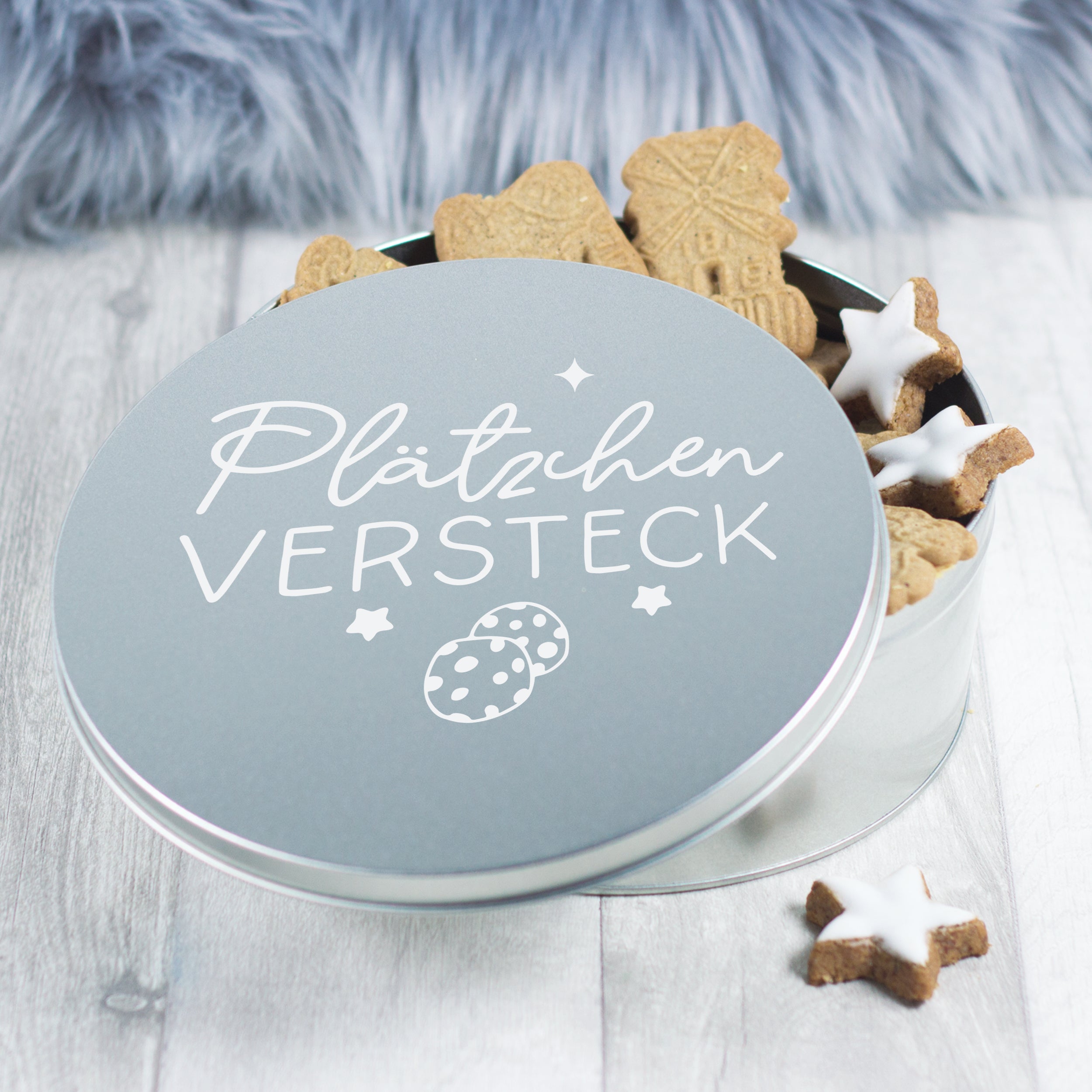 Plätzchenversteck in silberner Dose mit Keksen.