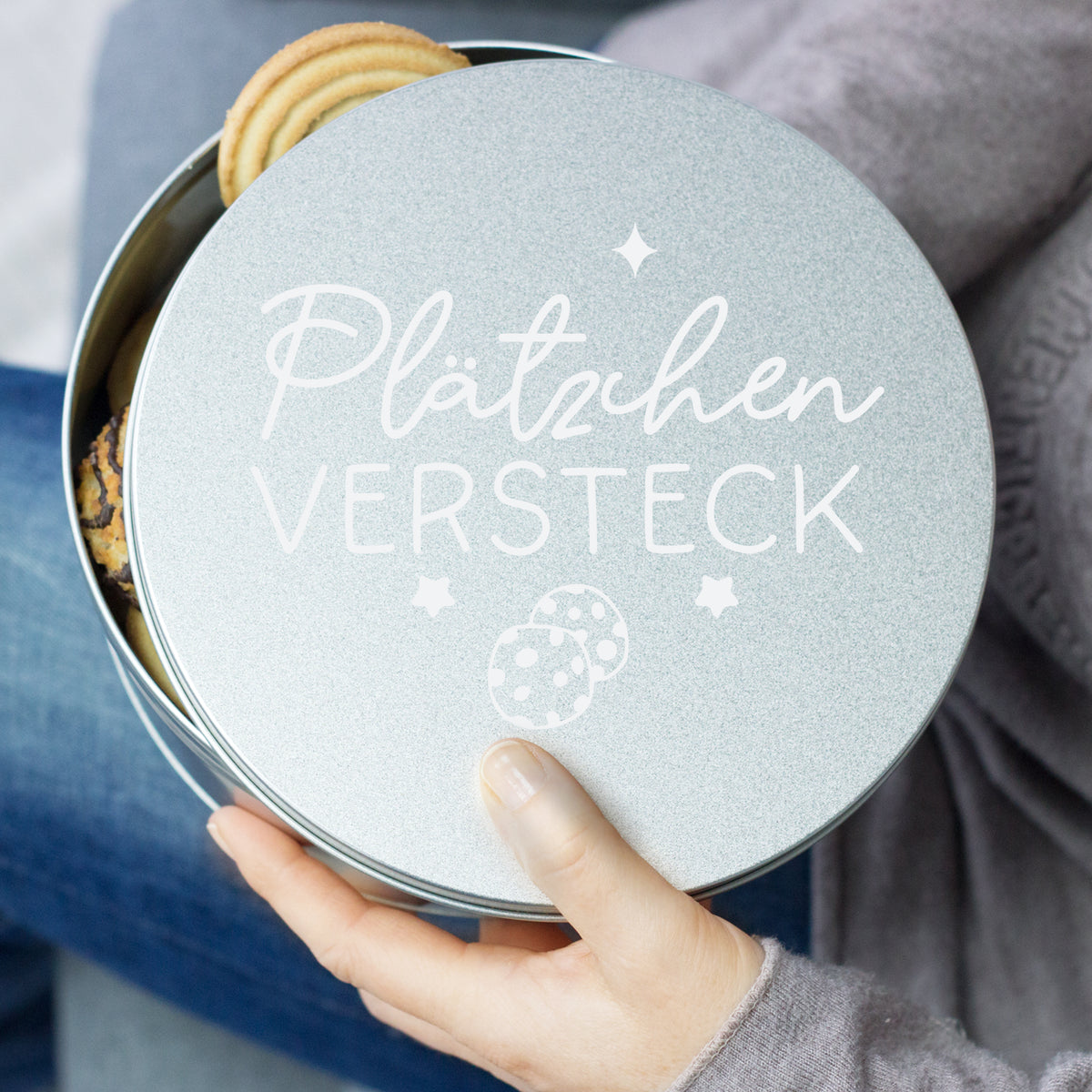 Silberne Keksdose mit Aufschrift "Plätzchen VERSTECK".