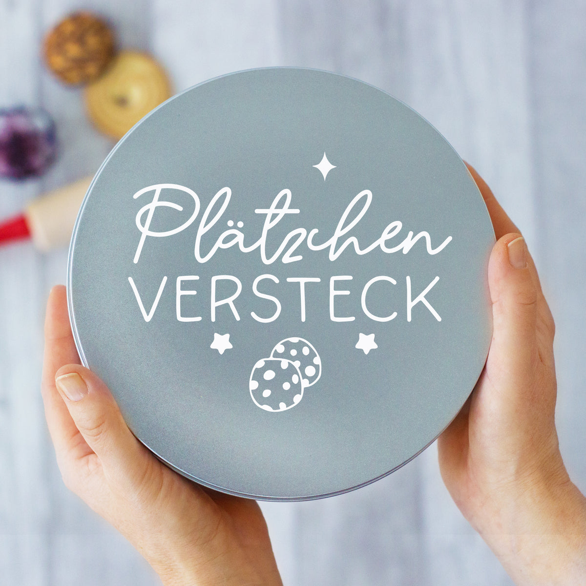 Graue Plätzchendose mit Schriftzug "Plätzchen Versteck".