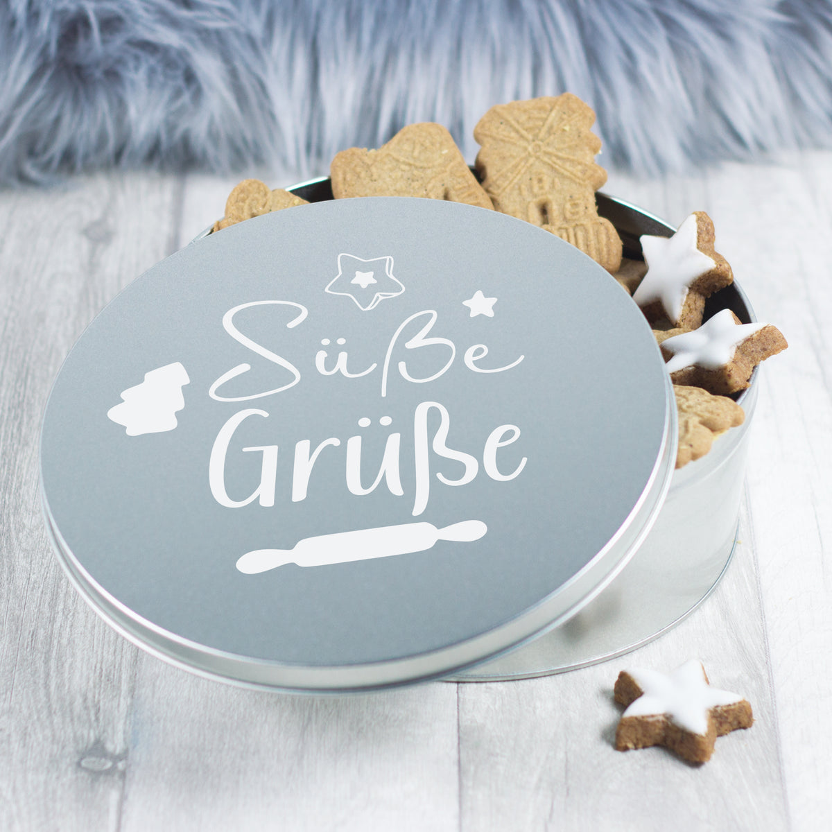 Kekse in silberner Dose mit "Süße Grüße" Aufschrift.