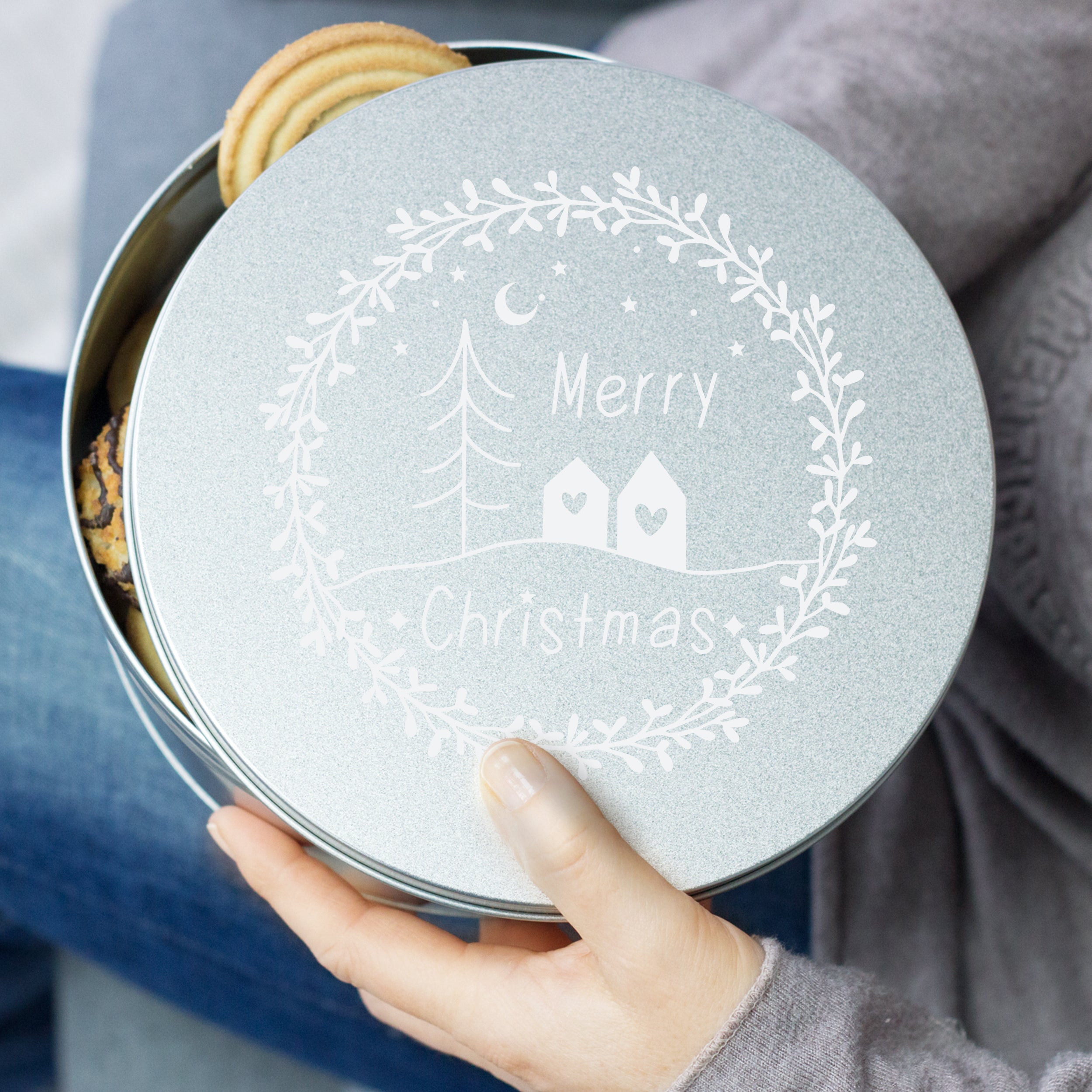 Silberne Keksdose mit Weihnachtsmotiv und Häusern.