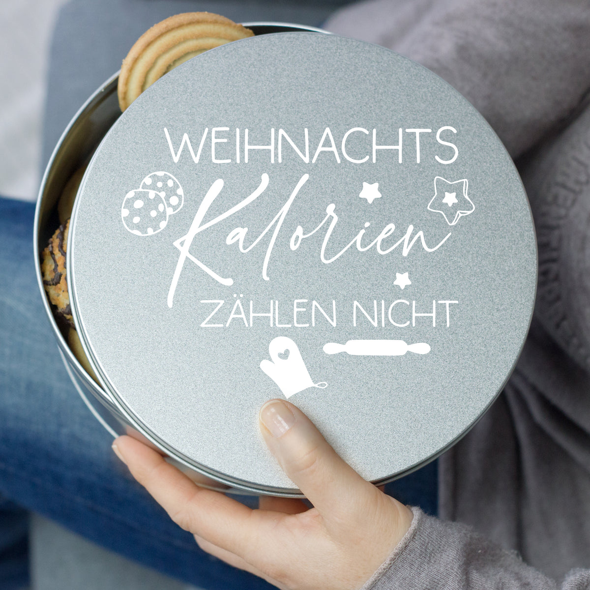 Silberne Keksdose mit Aufschrift "Weihnachtskalorien zählen nicht".
