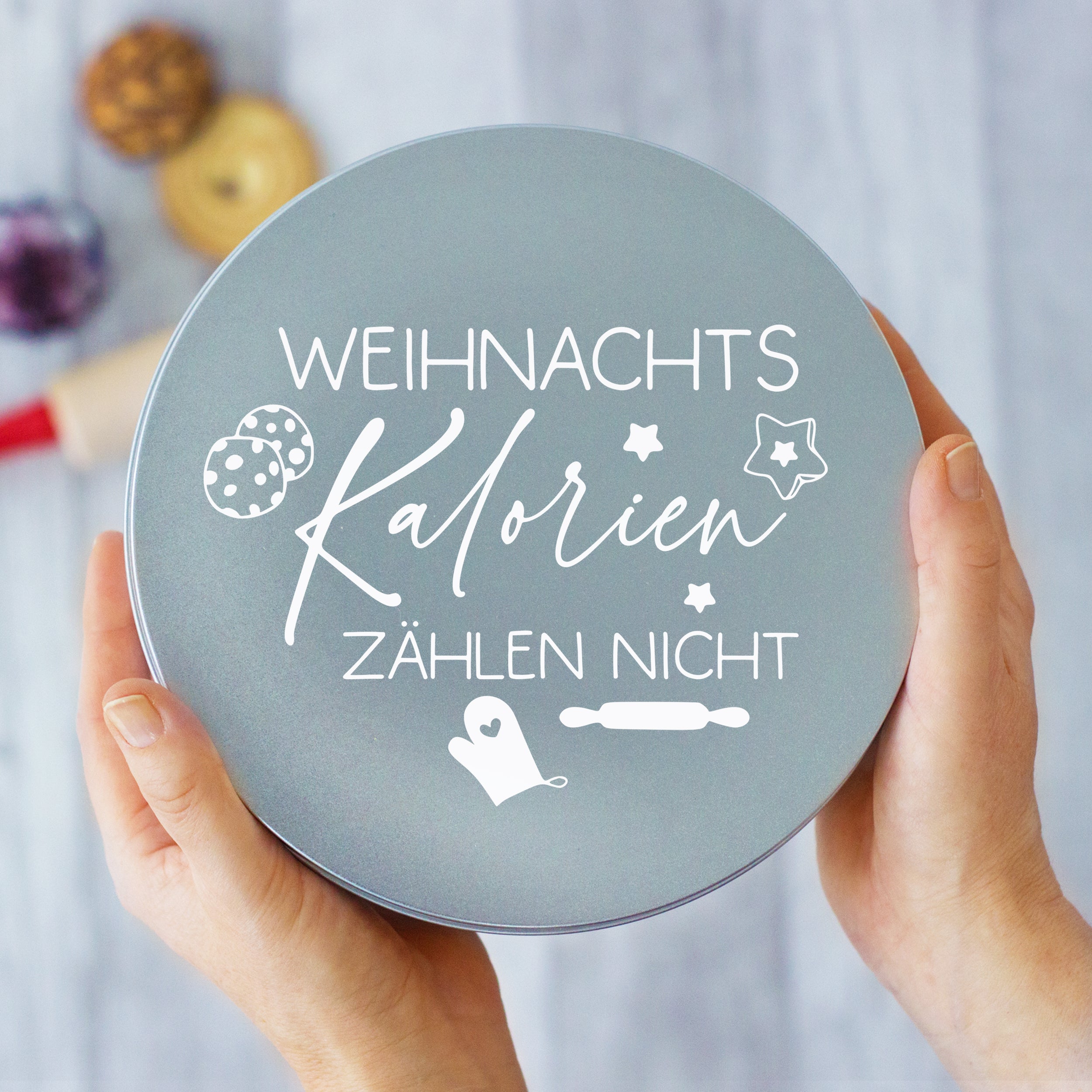 Graue Keksdose mit Aufschrift "Weihnachtskalorien zählen nicht".