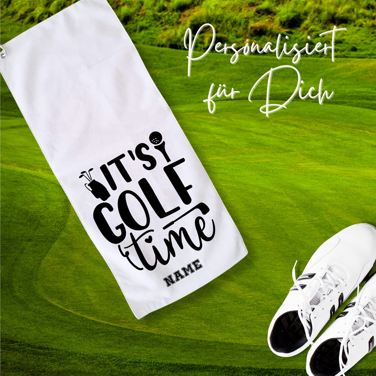 Weißes Golfhandtuch mit "It's Golf Time" und personalisierbarem Namen.
