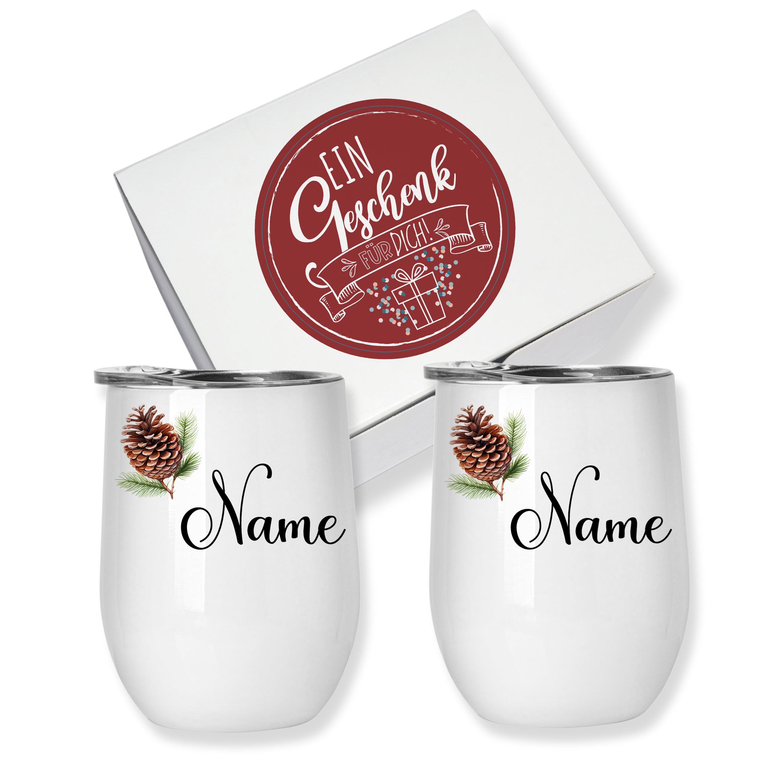 Zwei weiße Becher mit Namen und Tannenzapfen-Design.