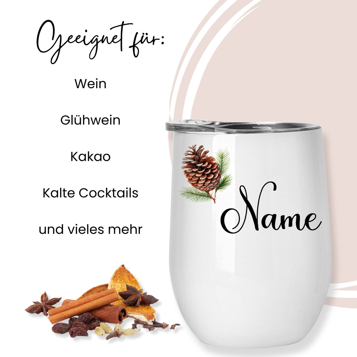 Weißer Becher mit Tannenzapfen und personalisierbarem Namen.