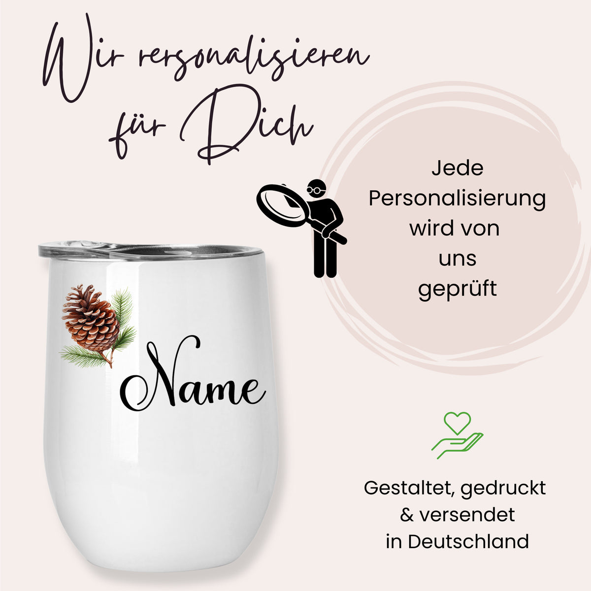 Personalisierbarer weißer Becher mit Tannenzapfen und Namen.