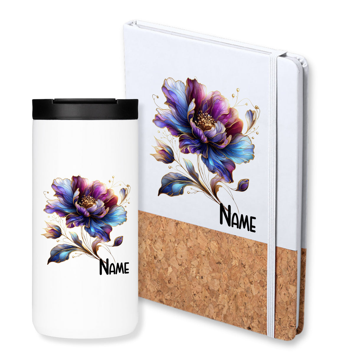 Weißer Becher mit lila-blauer Blume und Notizbuch.