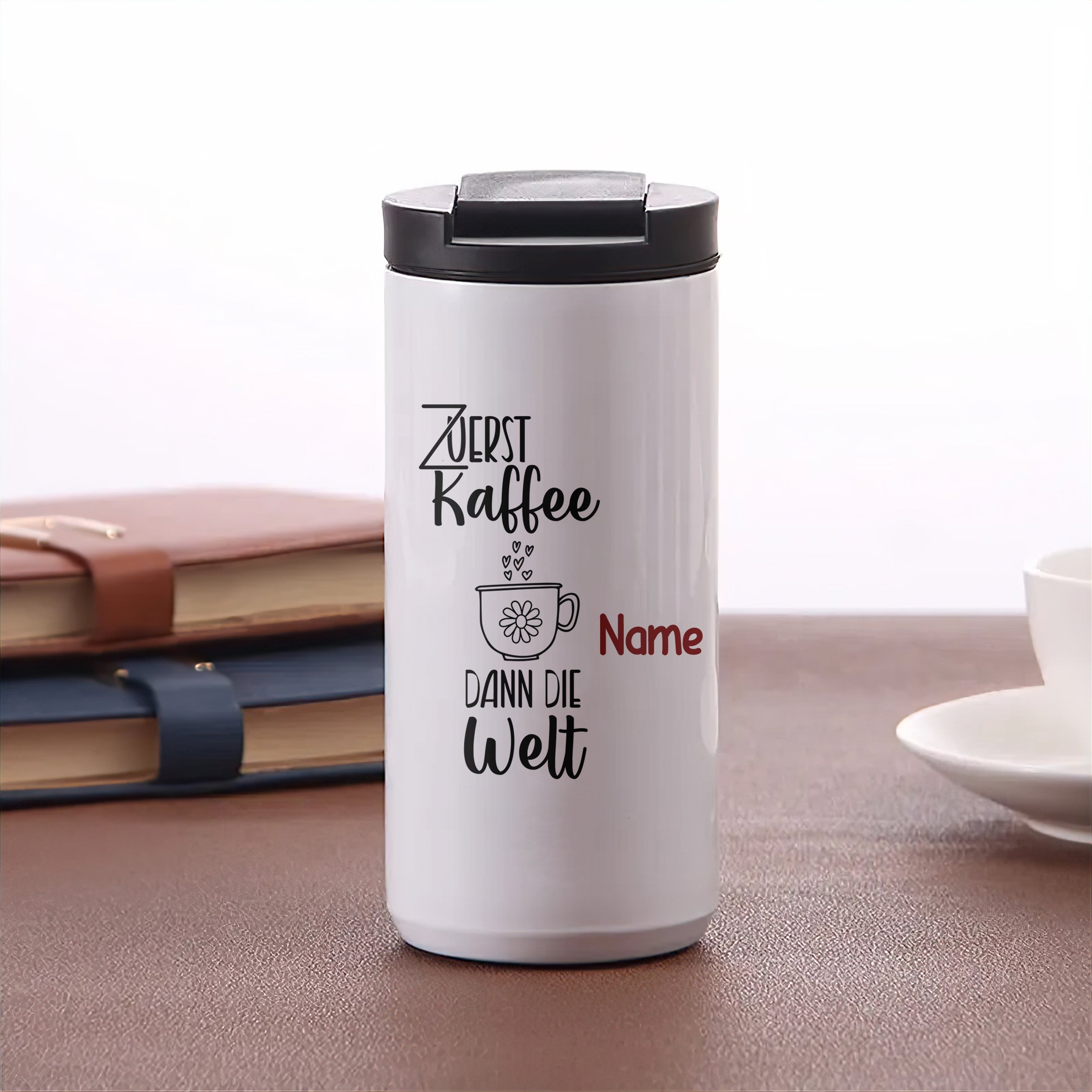Weißer Kaffeebecher mit Aufschrift "Zuerst Kaffee, dann die Welt".
