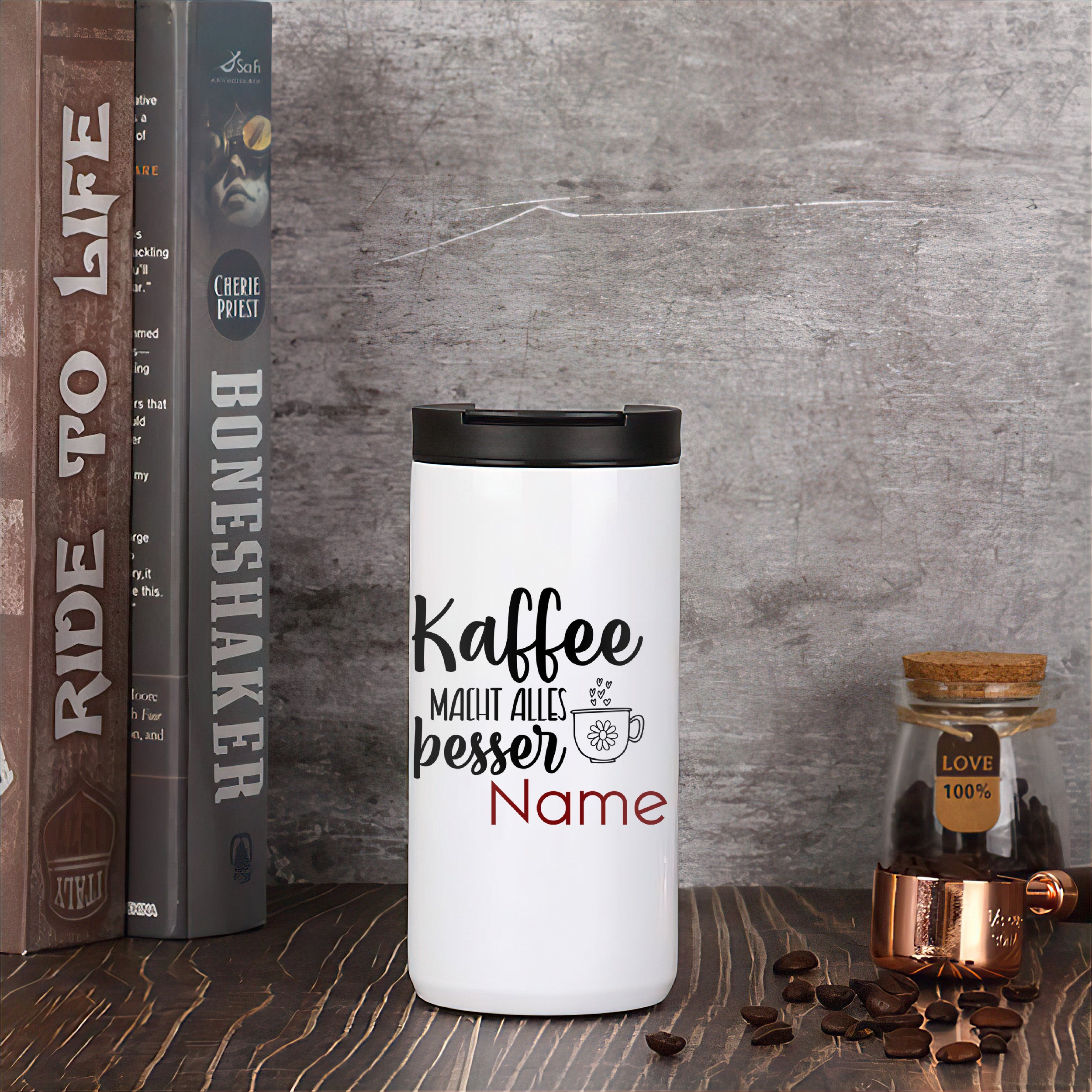 Weißer Kaffeebecher mit personalisierbarem Text und Schwarz.