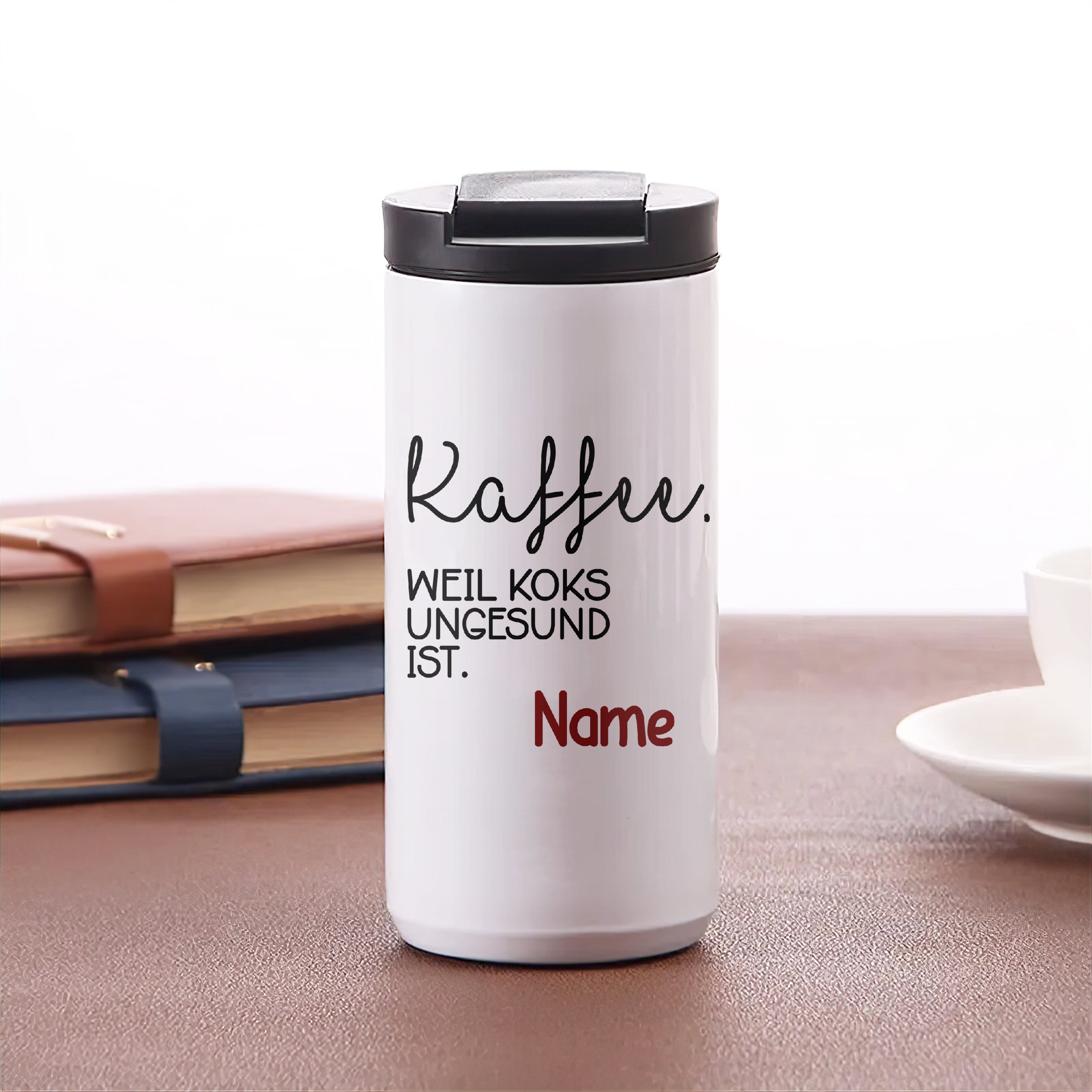 Weißer Kaffeebecher mit schwarzem Text und personalisierbarem Namen.