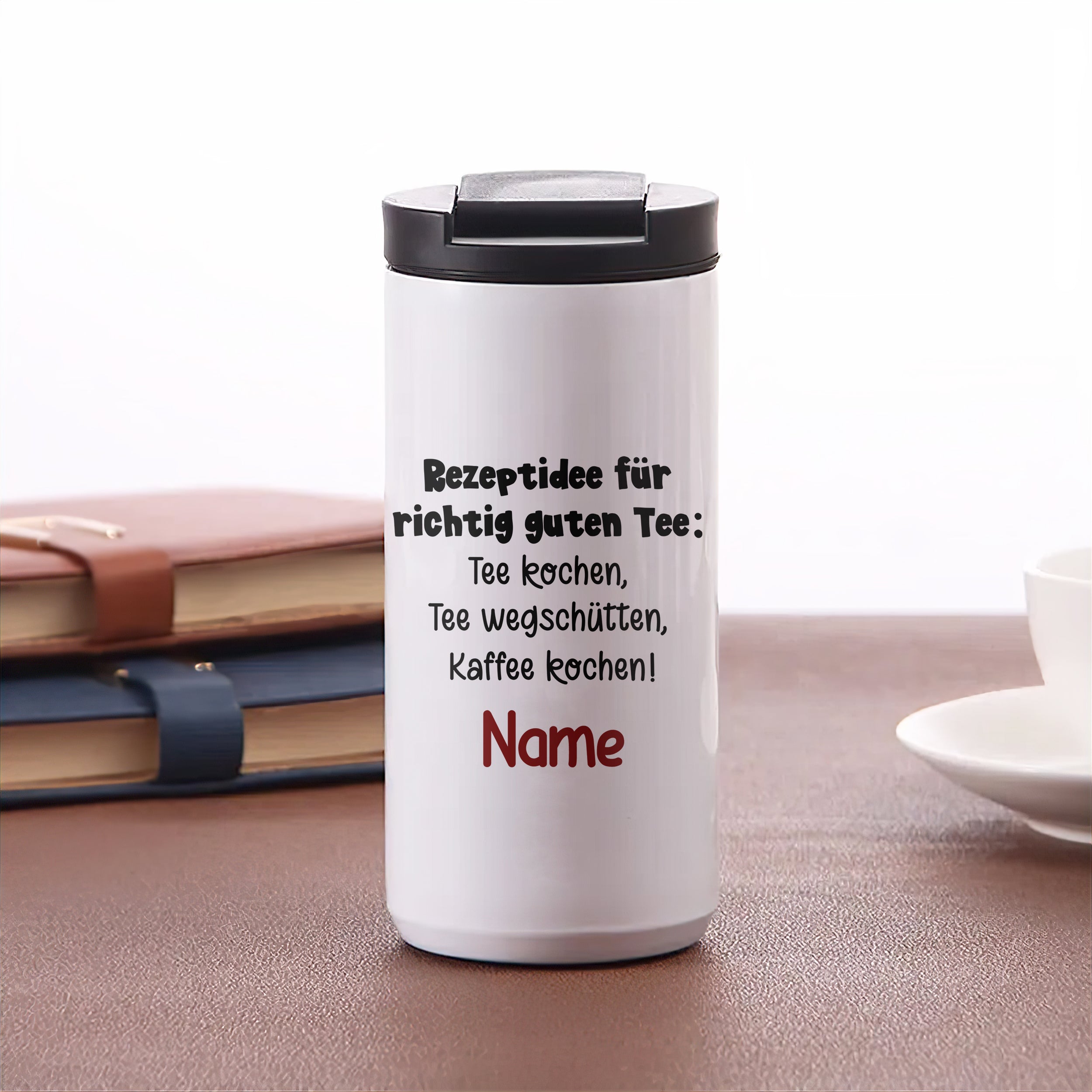 Weißer Thermobecher mit Tee-Rezeptideen und personalisierbarem Namen.