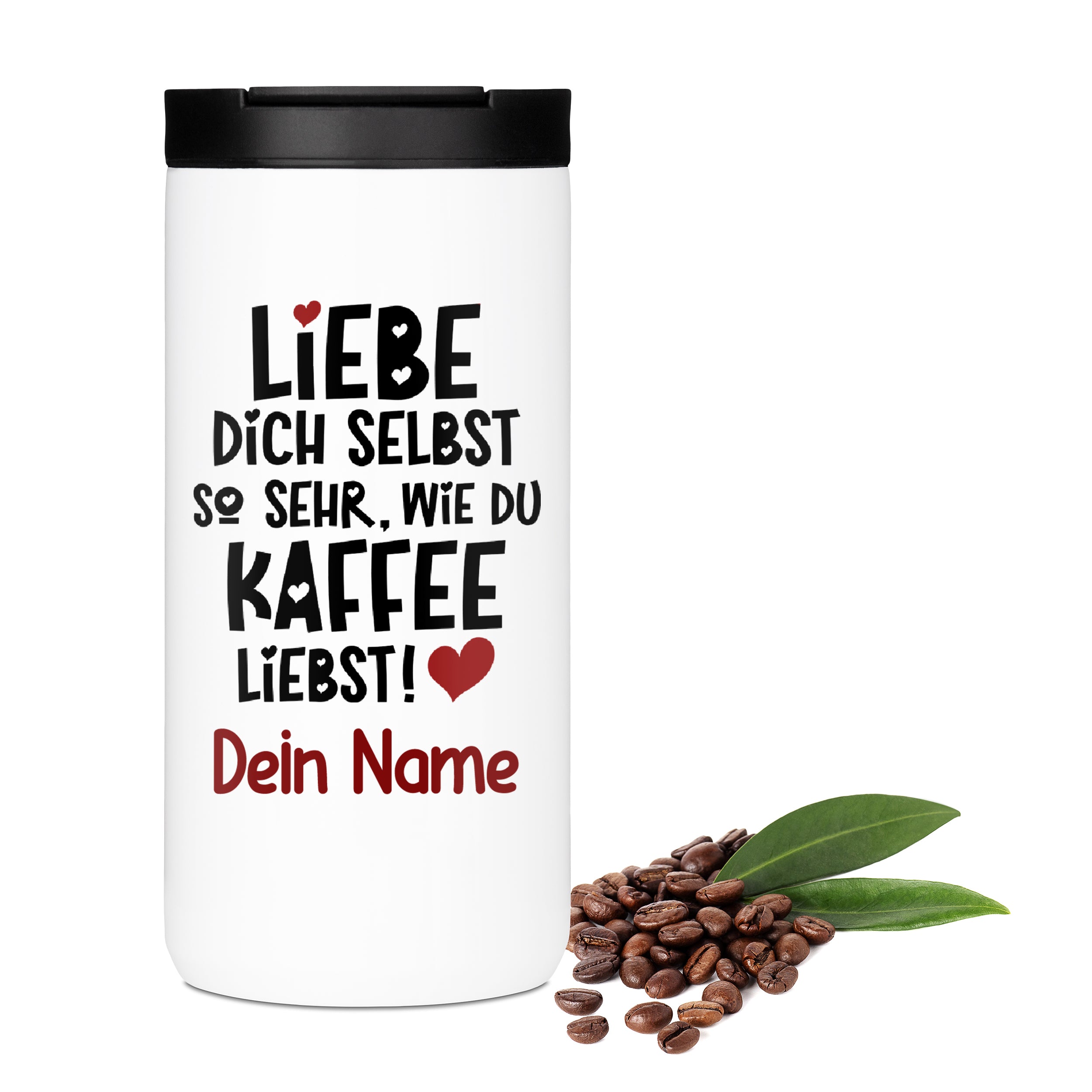 Weißer Kaffeebecher mit schwarzem Text und Herzmotiven.