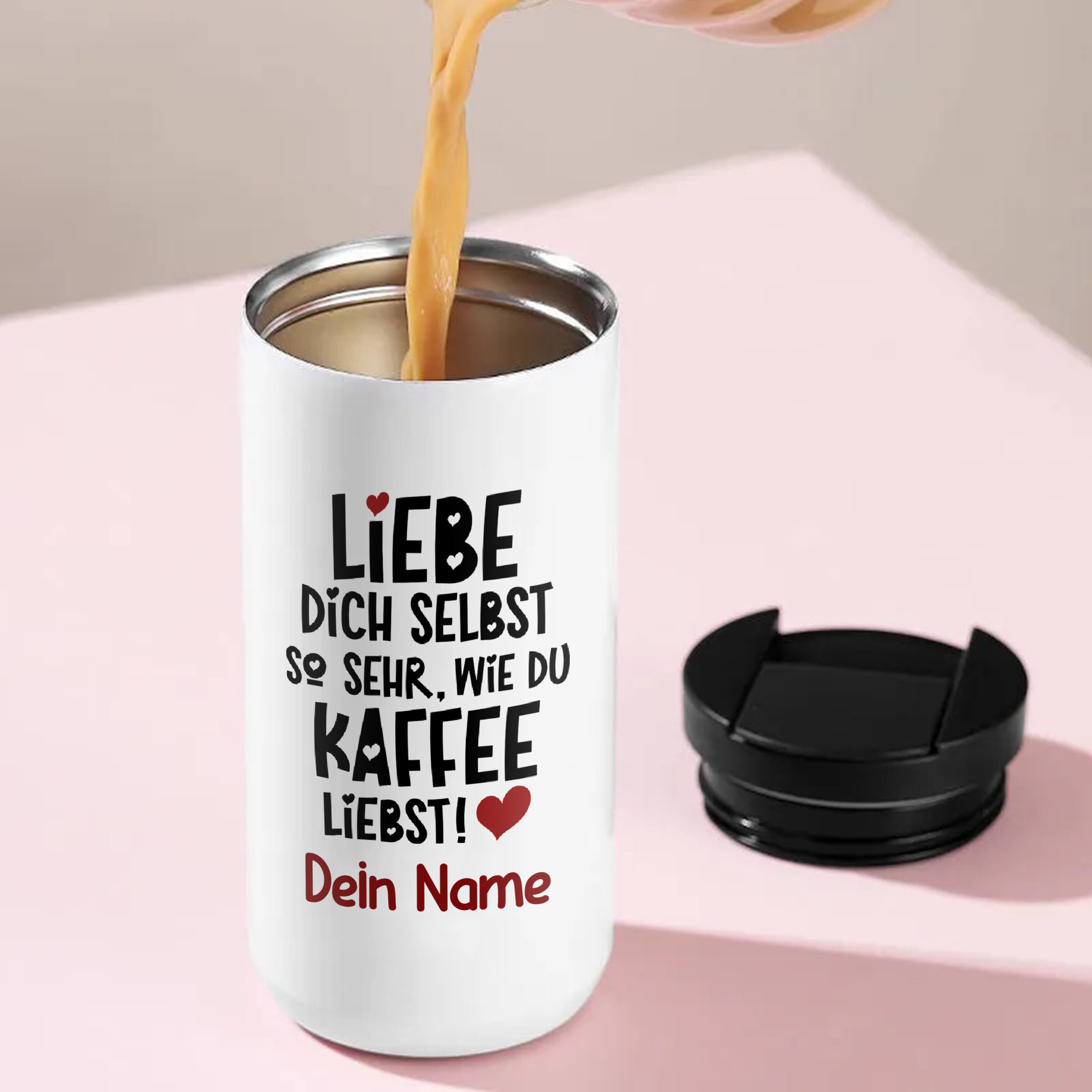 Weißer Kaffeebecher mit persönlichem Text und Herzmotiv.