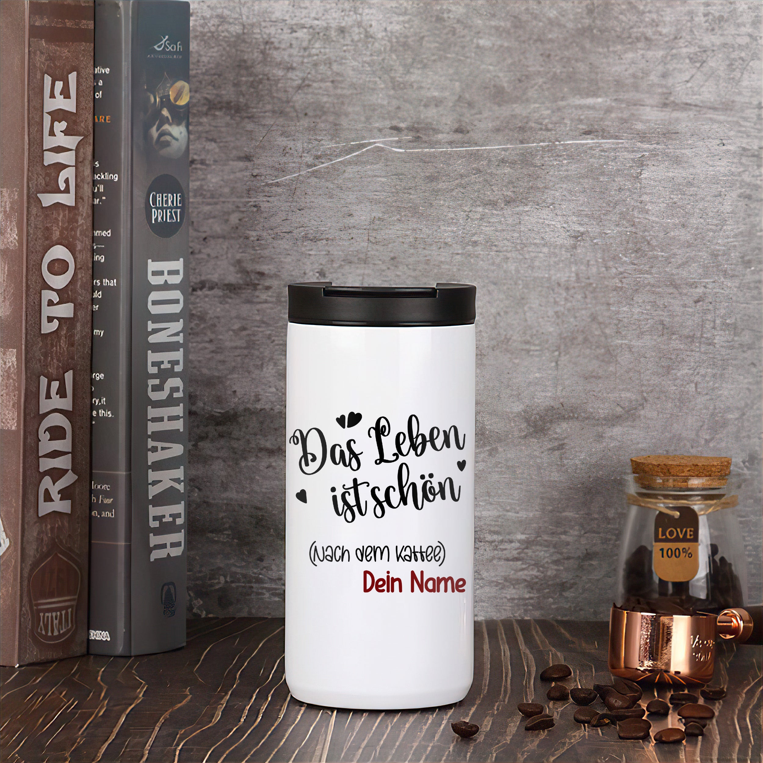 Weißer Kaffeebecher mit schwarzem Deckel und personalisiertem Text.