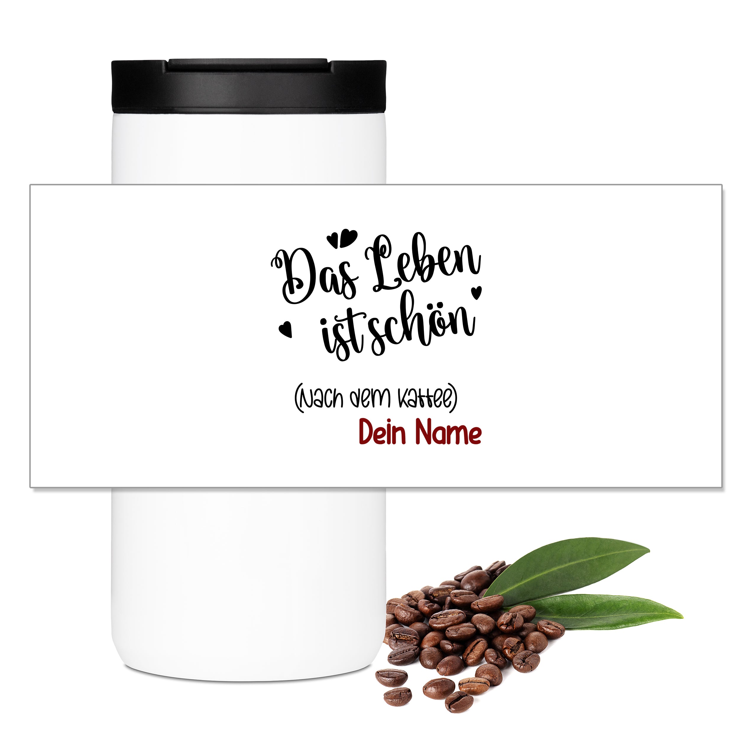 Weißer Kaffeebecher mit schwarzem Text und roten Akzenten.