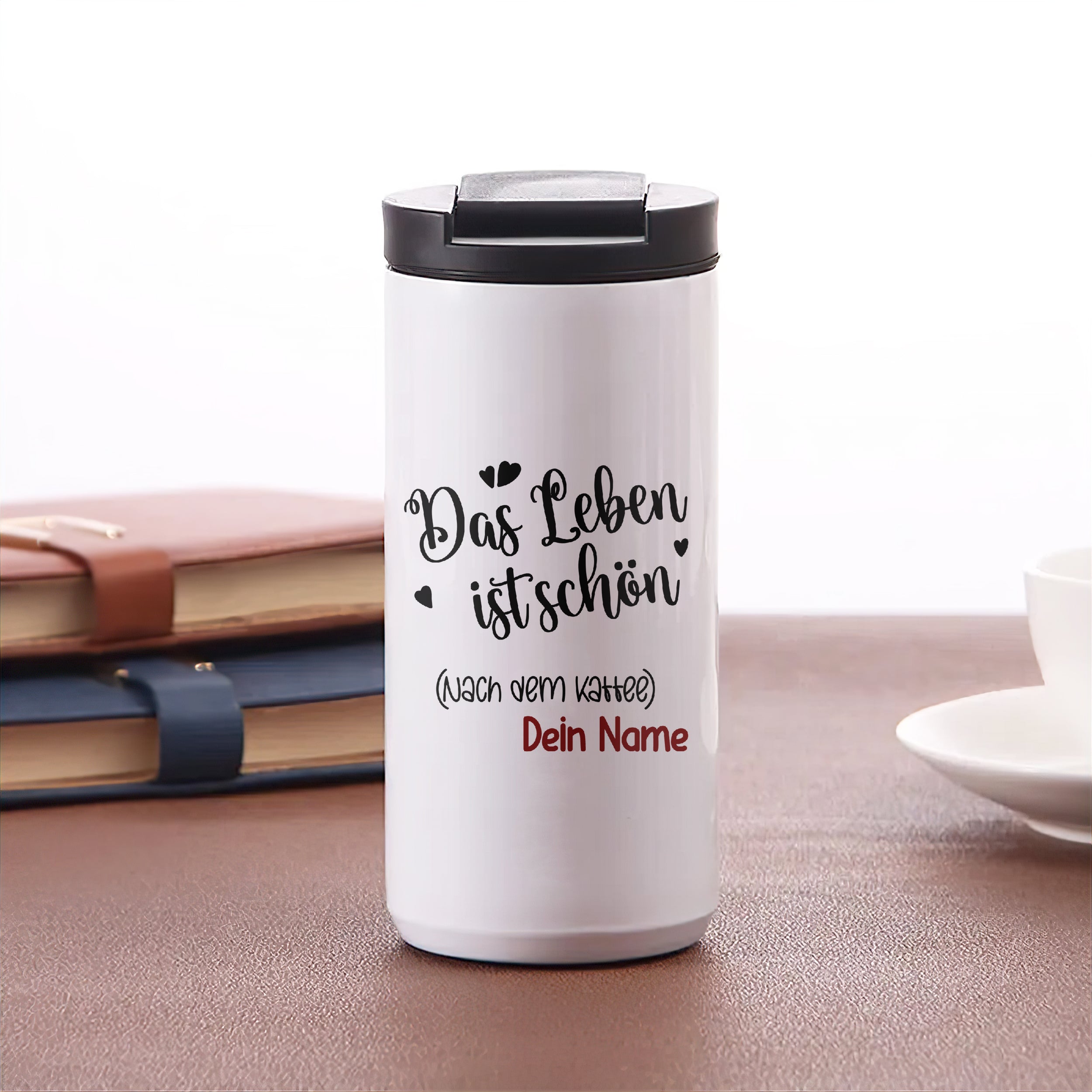 Weißer Kaffeebecher mit Aufschrift und personalisierbarem Namen.