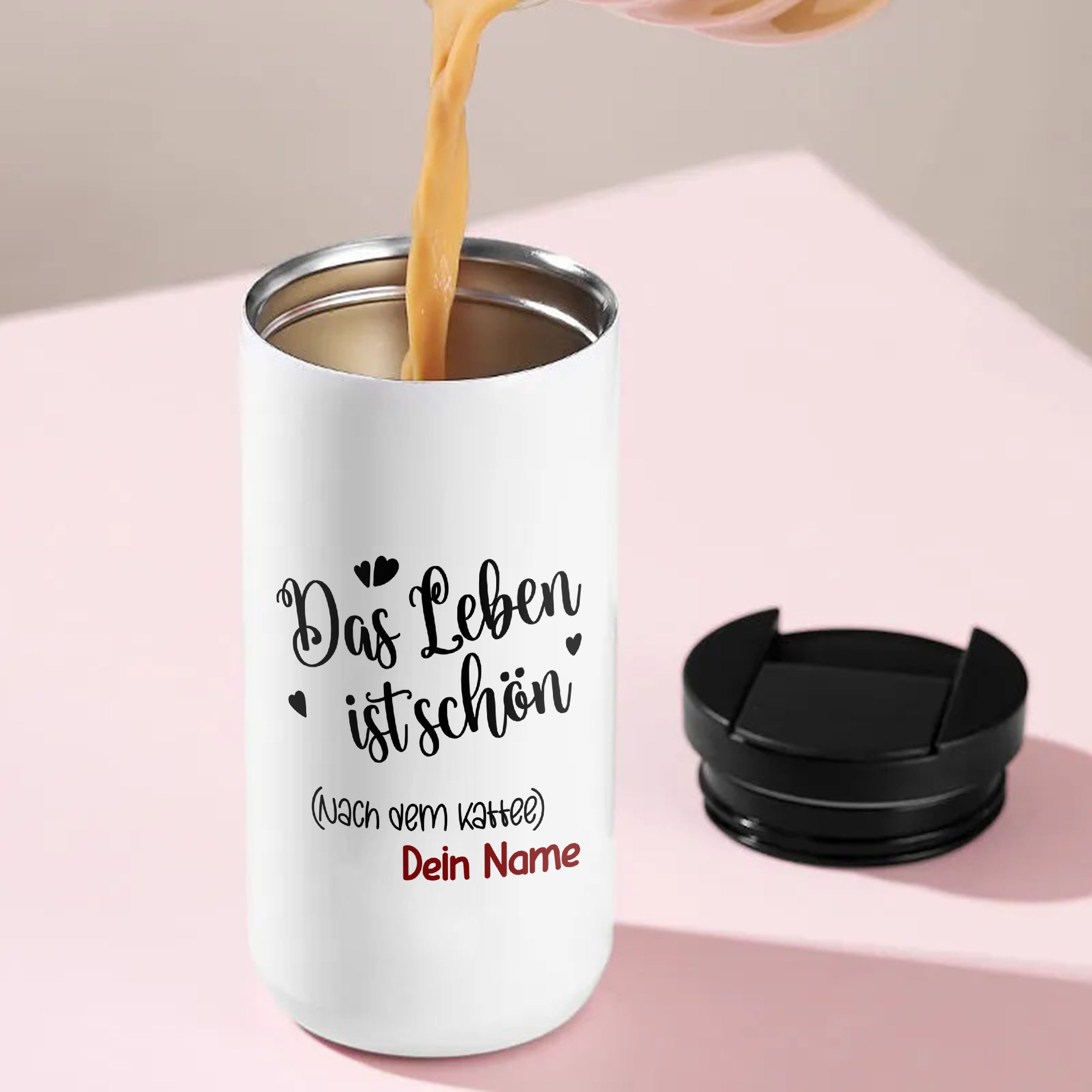 Weißer Kaffeebecher mit Aufschrift "Das Leben ist schön".