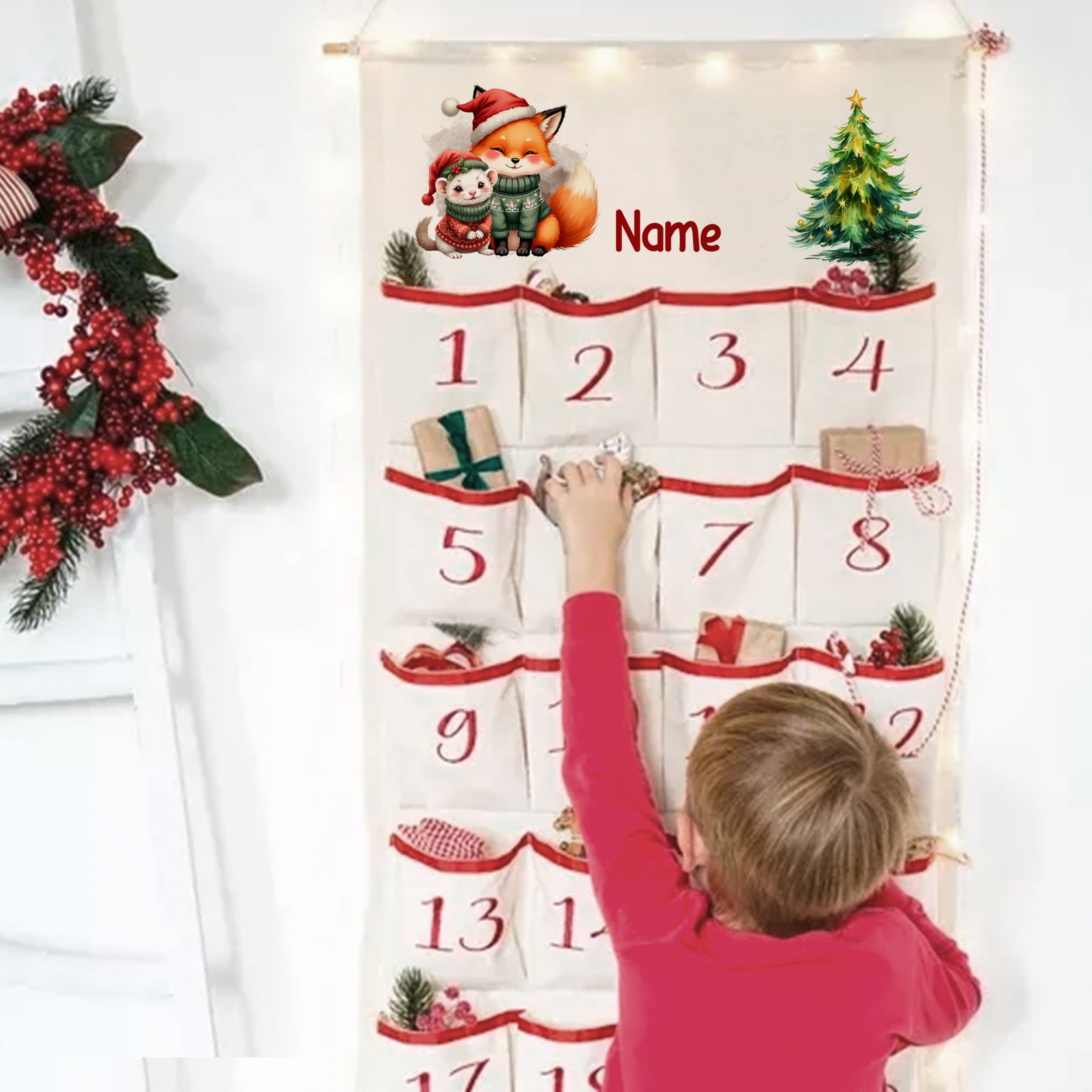 Kind befüllt Adventskalender mit Wunschname, Fuchs und kleinem Waldtier mit Geschenken