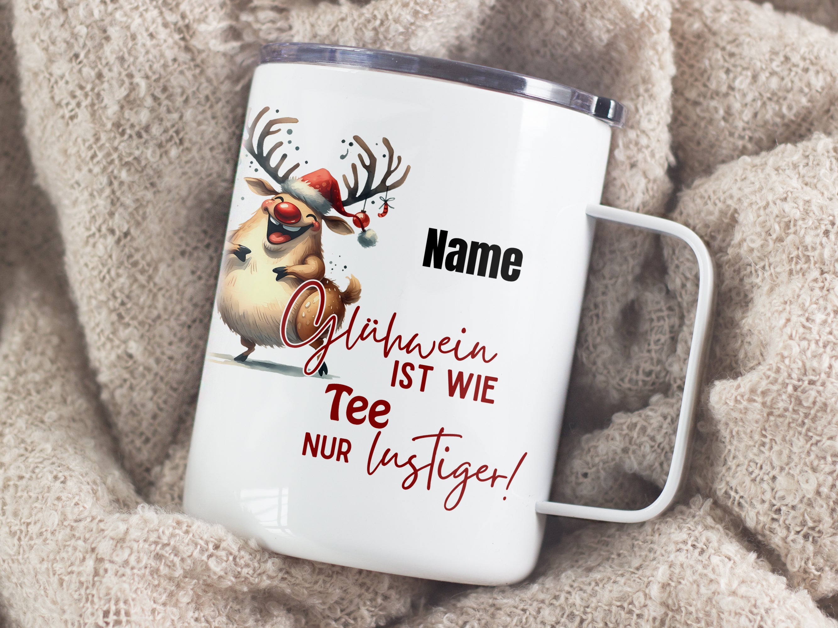 Weißer Becher mit Weihnachtsmotiv und humorvollem Spruch.