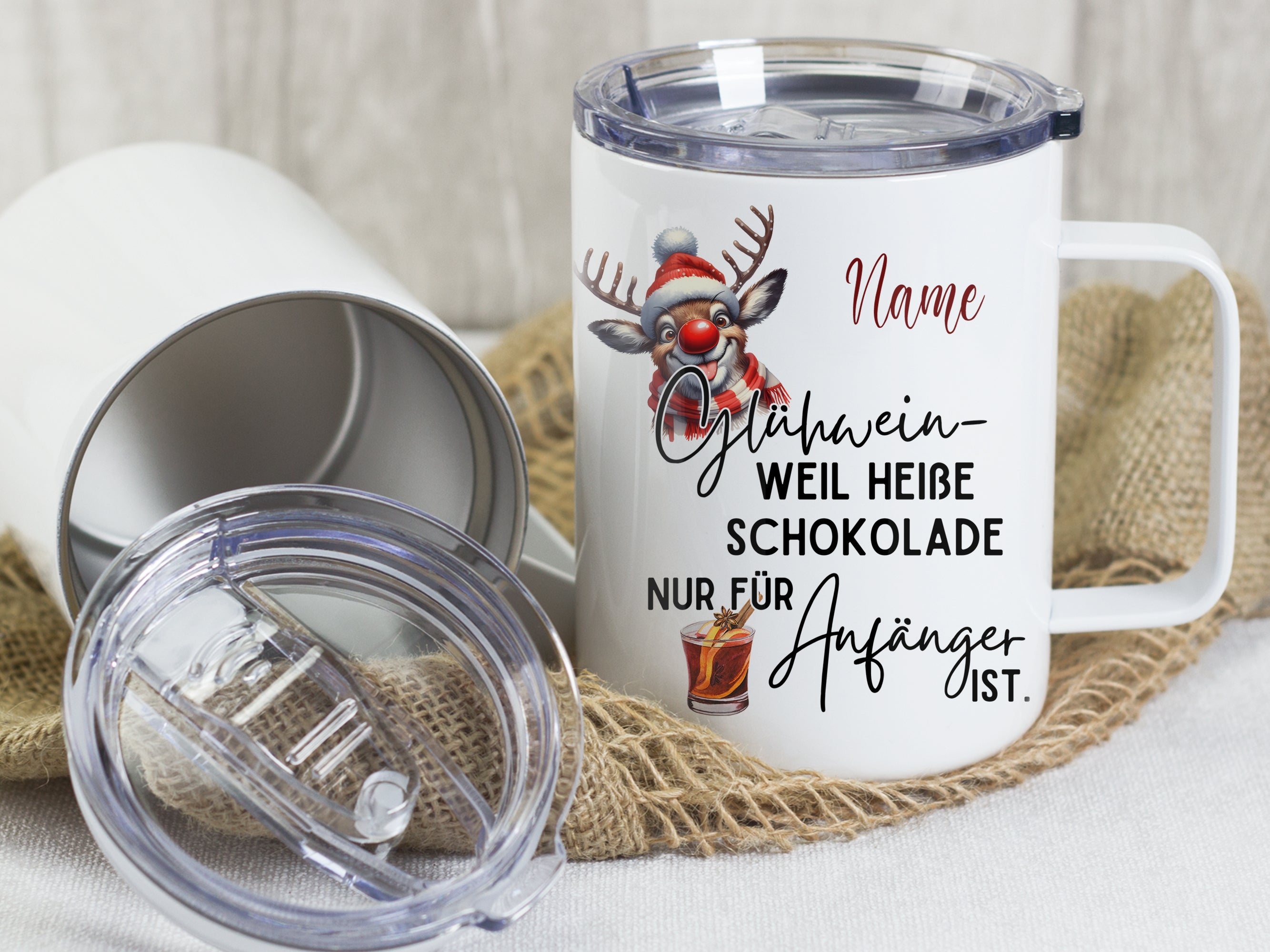 Weißer Becher mit Weihnachtsmotiv und personalisierbarem Text.