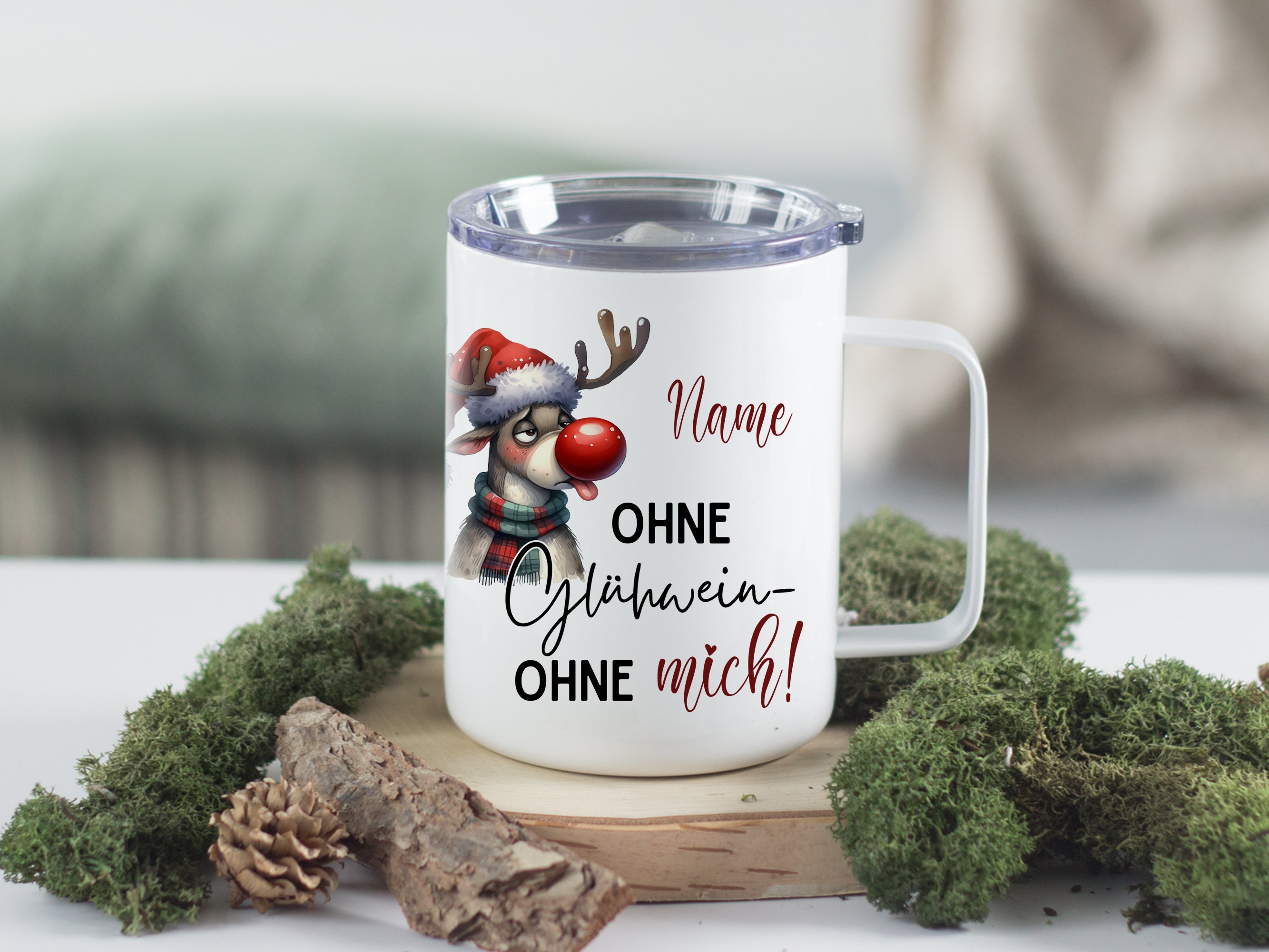 Weißer Becher mit Rentier-Motiv und Weihnachtsaufschrift.