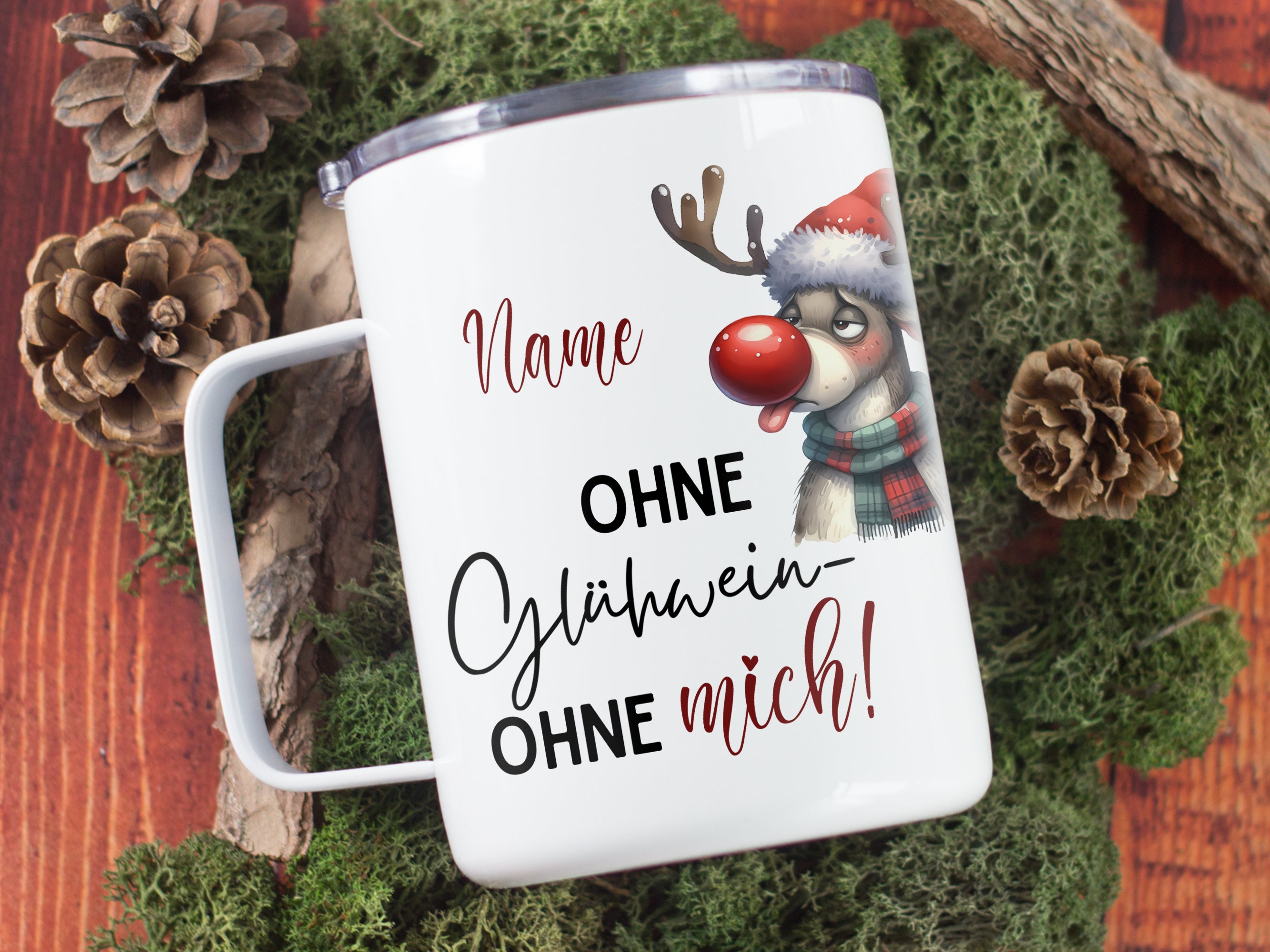 Weißer Becher mit Rentier-Motiv und rotem Text.