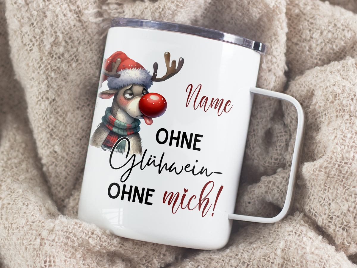 Weißer Becher mit Rentier-Motiv und Weihnachtsaufschrift.
