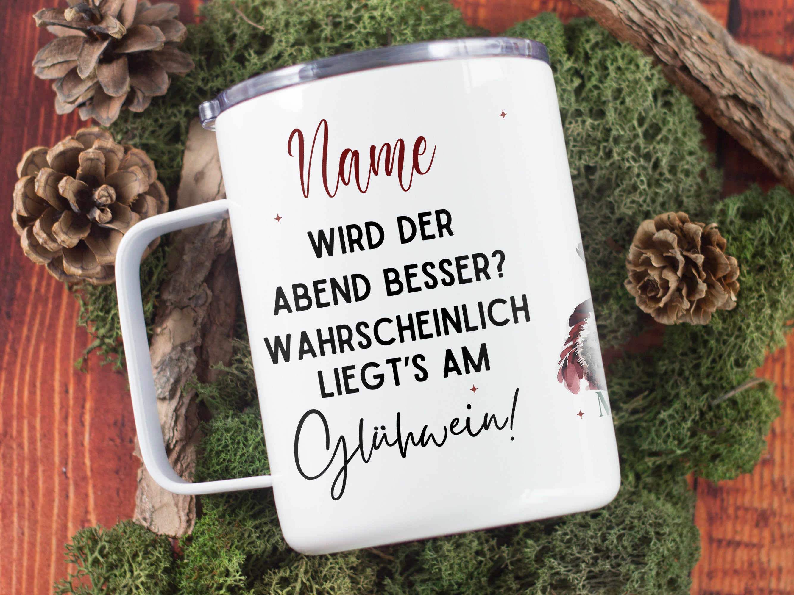 Weißer Becher mit schwarzem und rotem Text, Glühwein-Motiv.