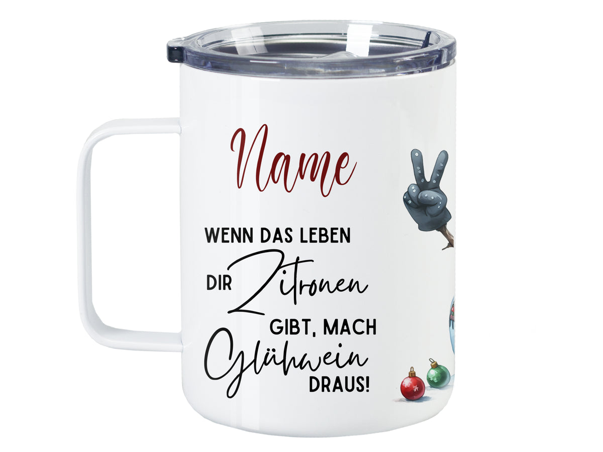 Weißer Becher mit lustigem Spruch und Weihnachtsdekoration.