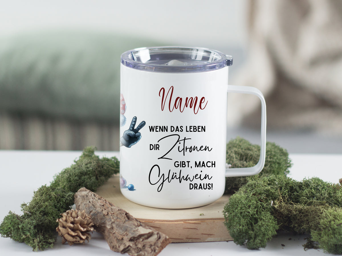 Tasse in Weiß mit buntem Design und Spruch.