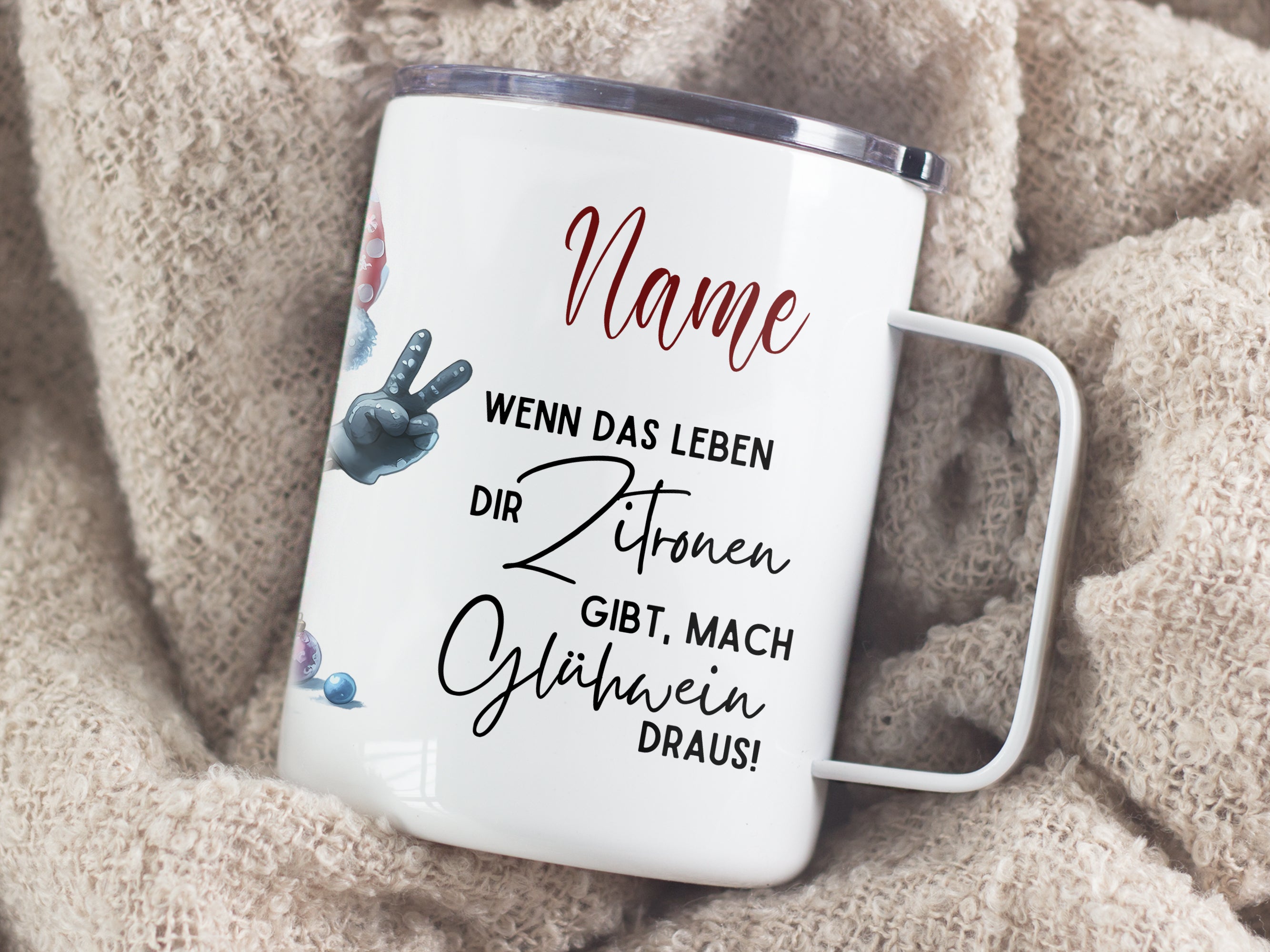 Weißer Becher mit lustigem Spruch und personalisierbarem Namen.
