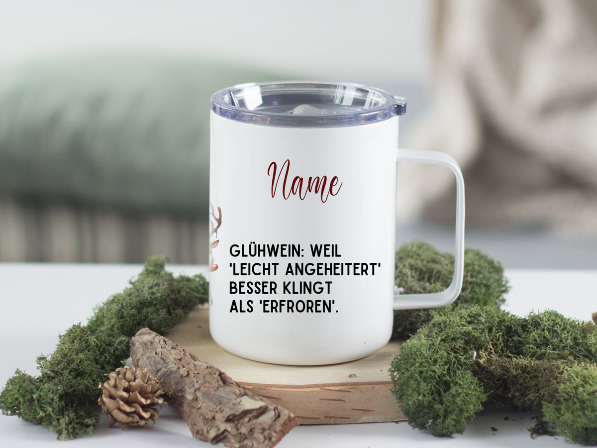 Weißer Becher mit lustigem Glühwein-Spruch und personalisierbarem Namen.
