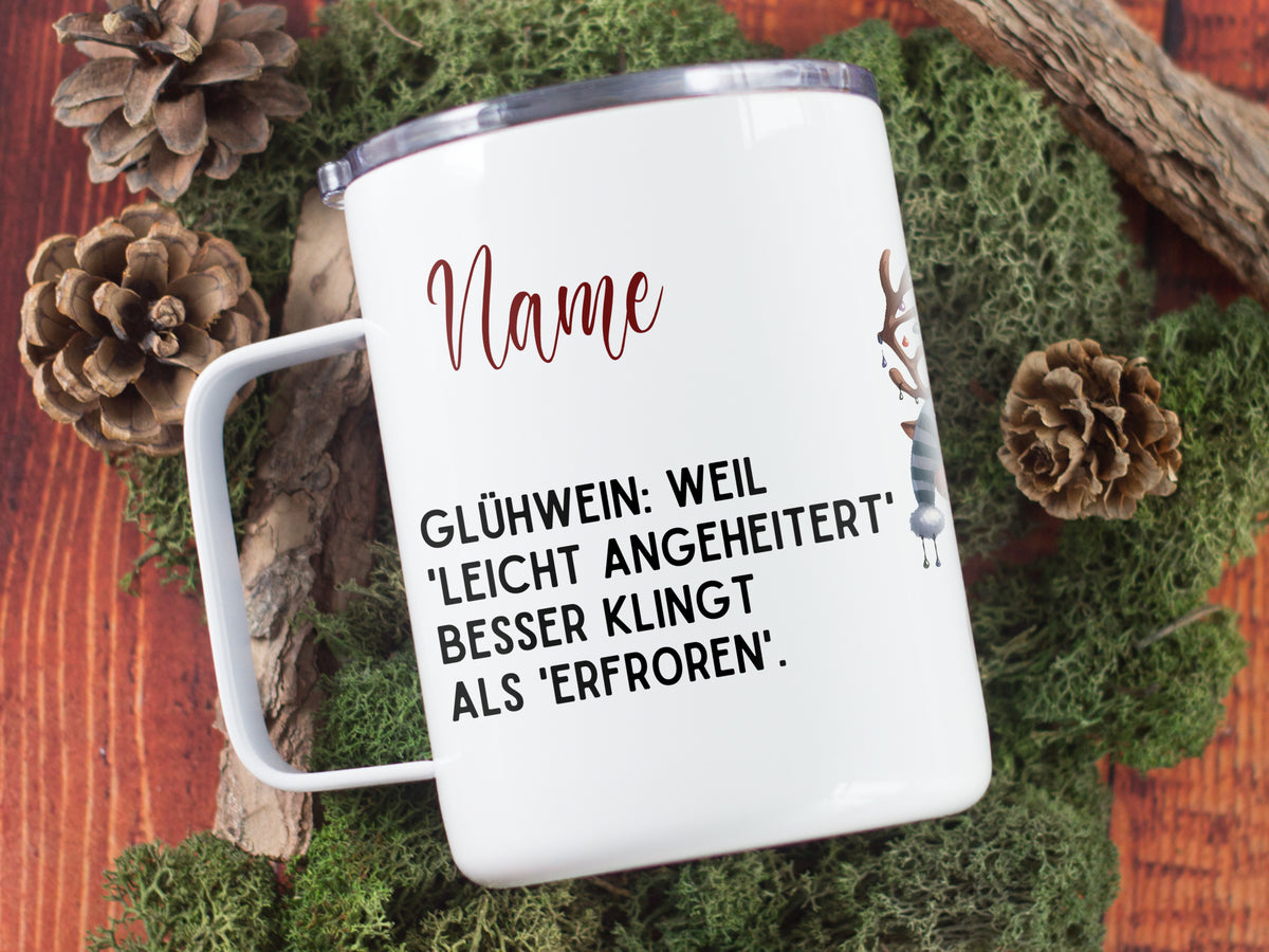 Weißer Becher mit Spruch über Glühwein und Illustration.