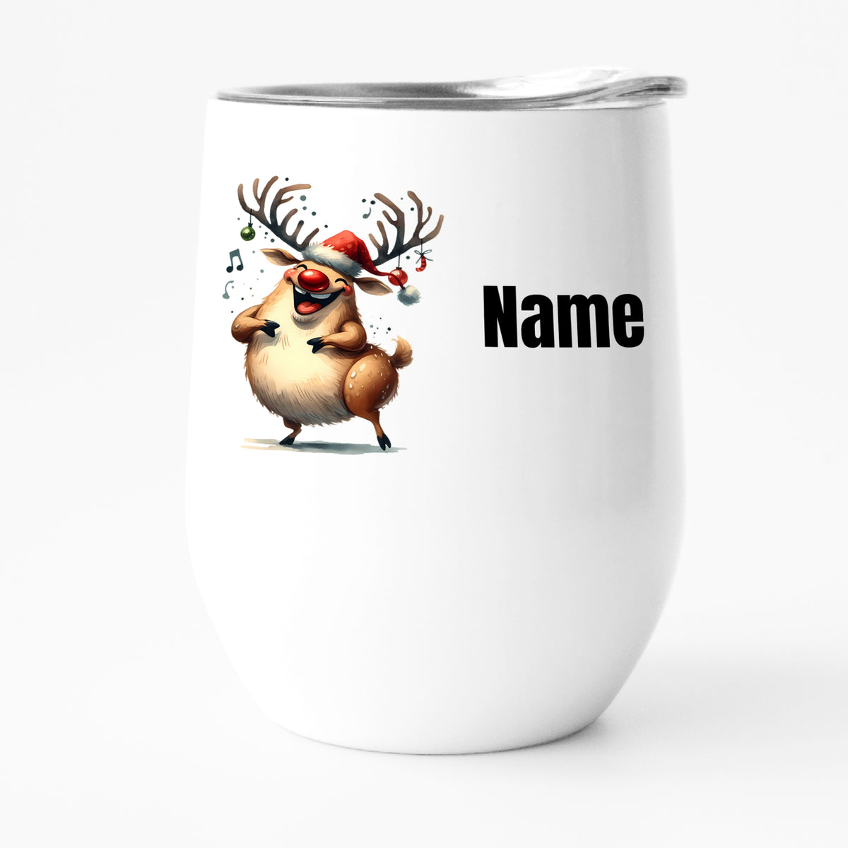 Weißer Becher mit Rentier-Motiv und personalisierbarem Namen.