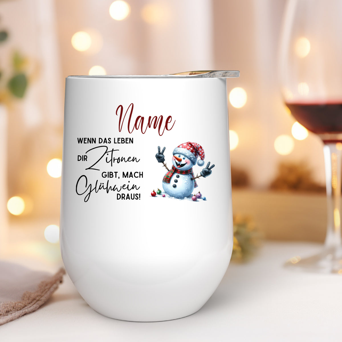Weißer Becher mit Schneemann und personalisiertem Text.