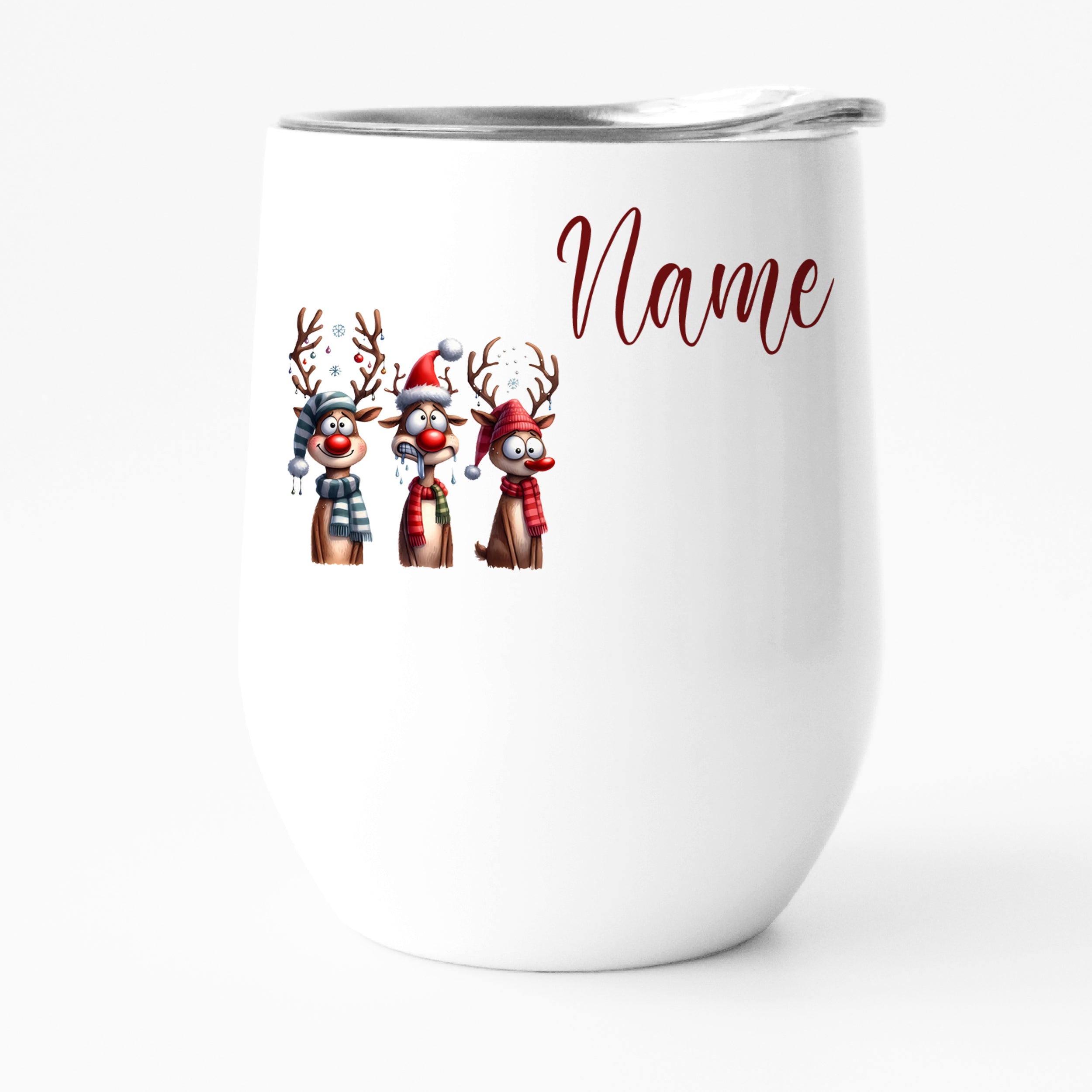 Weißer Becher mit drei Weihnachtsrentieren und personalisierbarem Namen.