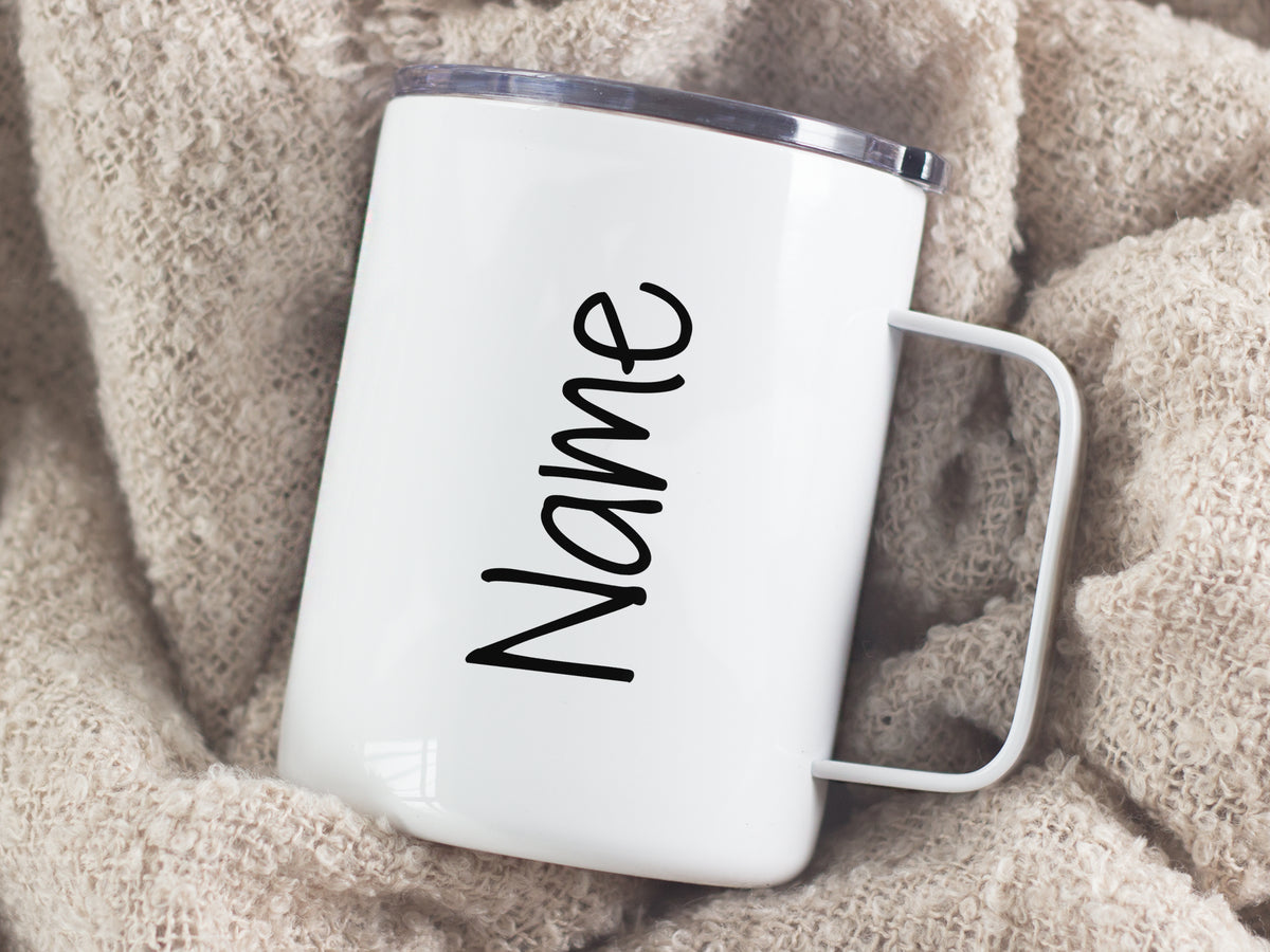 Weißer Kaffeebecher mit schwarzer Schrift "Name"